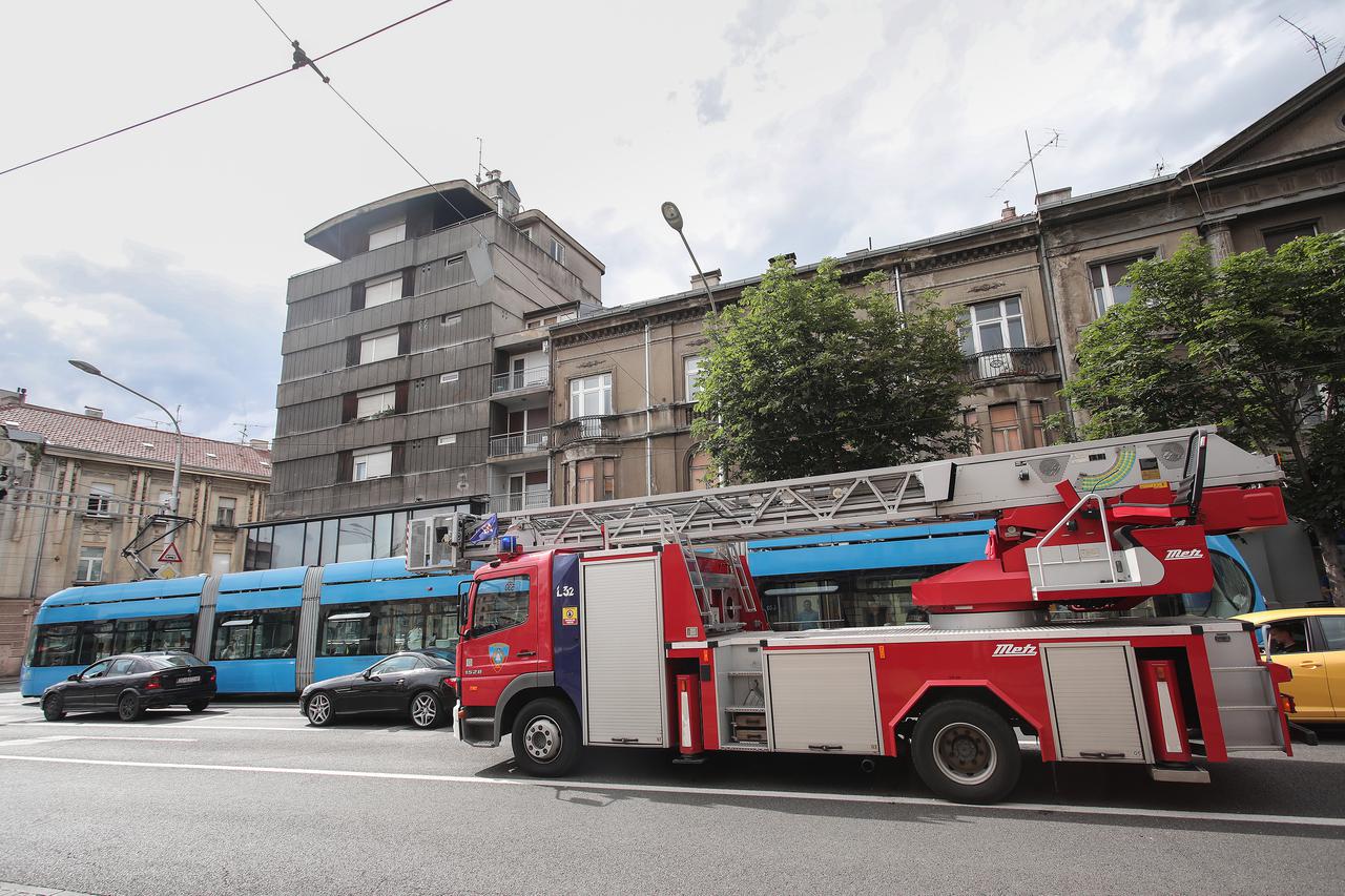 Zagreb: Vatrogasci otklanjaju posljedice oluje na Maksimirskoj cesti