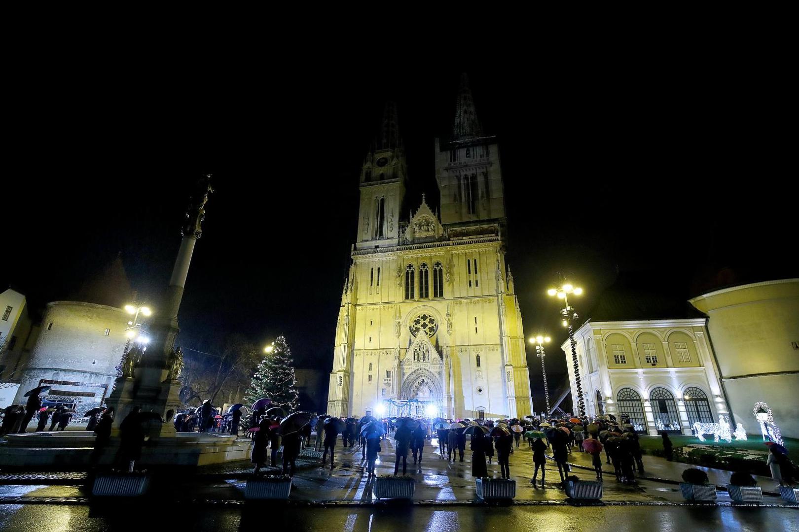 24.12.2020., Zagreb - Zagrebacki nadbiskup, kardinal Josip Bozanic, predvodio je euharistijsko slavlje u veceri Badnjaka u Zagrebackoj katedrali. S obzirom na epidemiju koronavirusa i po preporuci stozera u katedralu je mogao uci samo mali broj vjernika dok je veliki broj vjernika pratio misu ispred katedrale unatoc jakom pljusku i vjetru. 
Photo: Goran Stanzl/PIXSELL