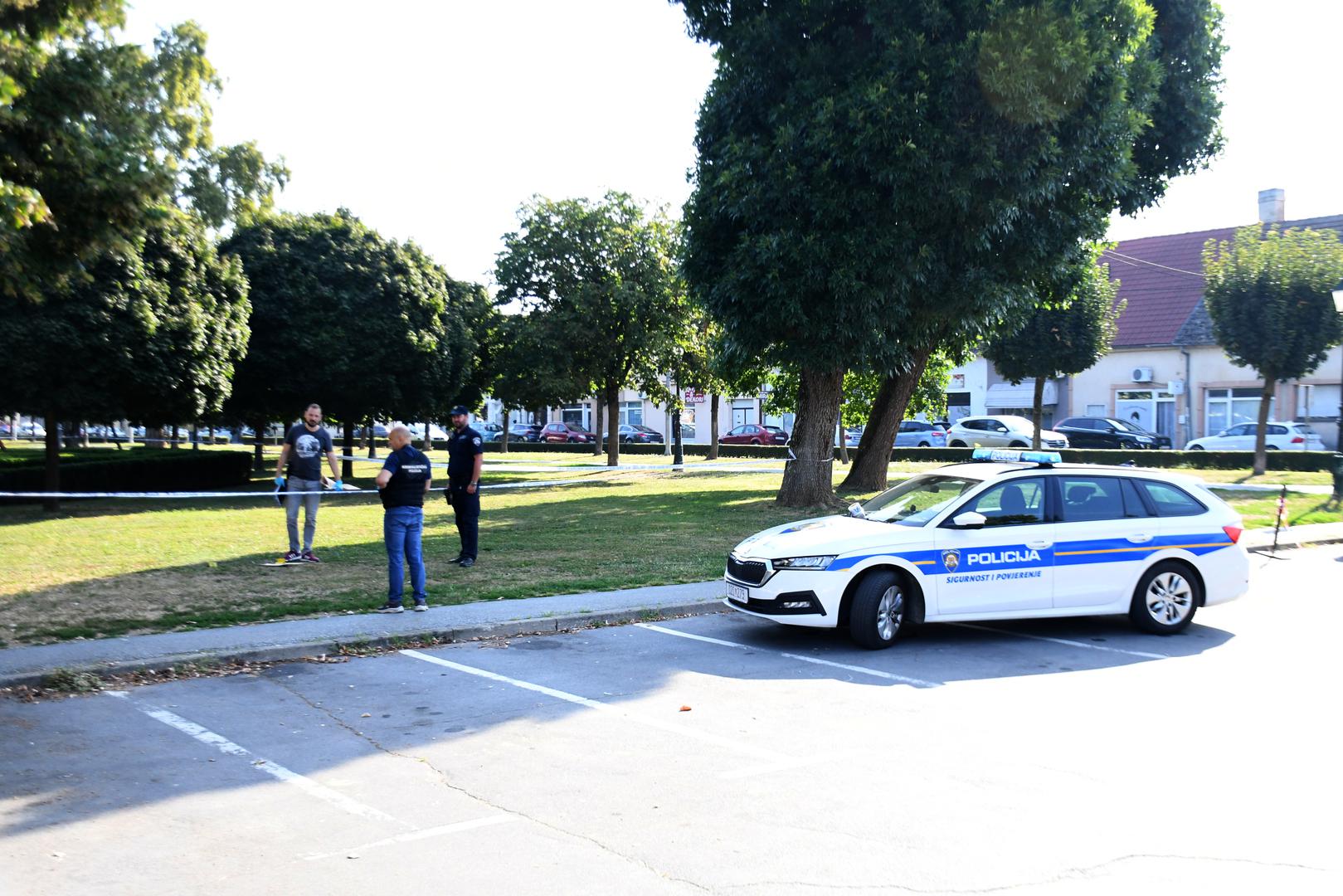 16.08.2024., Bjelovar - Na Trgu hrvatskih branitelja kod tzv. labirinta nocas je doslo do tjelesnog sukoba vise osoba i uporabe vatrenog oruzja. U sukobu je 6 osoba zadobilo ozljede od kojih je jedna osoba zadobila prostrjelnu ranu na vratu. Ocevid je u tijeku nakon cega ce biti poznati detalji. Photo: Damir Spehar/PIXSELL