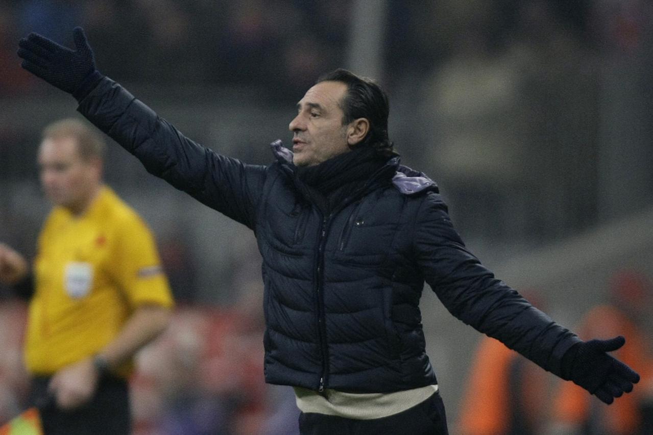 'Fiorentina\'s coach Cesare Prandelli reacts during their Champions League soccer match against Bayern Munich in Munich,  February 17, 2010. REUTERS/Dominic Ebenbichler (GERMANY - Tags: SPORT SOCCER)'