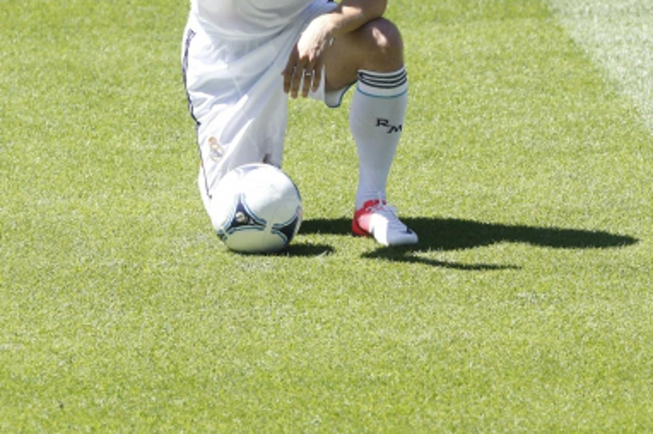 'epa03371260 Real Madrid\'s new signing Croatian midfielder Luka Modric poses for the media during his presentation at Santiago Bernabeu stadium, in Madrid, central Spain, 27 August 2012. New signing 