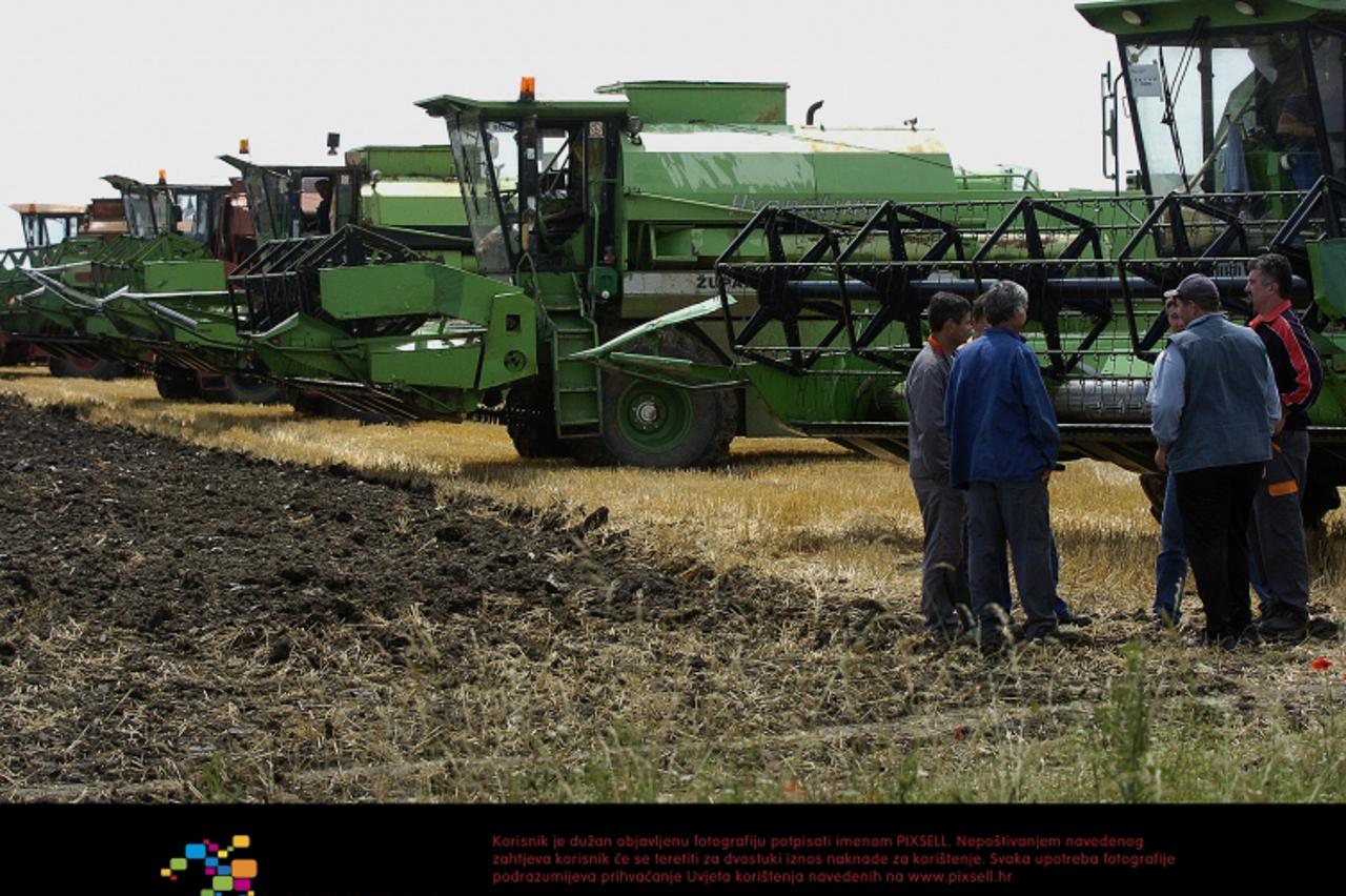 '17.06.2009., Osijek - Vukovarski Vupik ne zeli sa zemlje koja je dodjeljena seljacima. Radnici Vupika kombajnima i traktorima blokirali zemlju.  Photo: Marko Mrkonjic/Vecernji list'