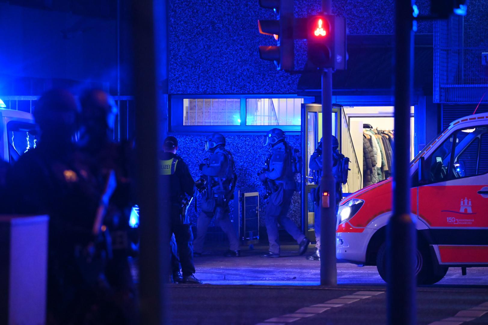 09 March 2023, Hamburg: Police officers in special equipment are on duty in Hamburg. Shots have been fired and the police are on the scene with strong forces. Photo: Jonas Walzberg/dpa Photo: Jonas Walzberg/DPA