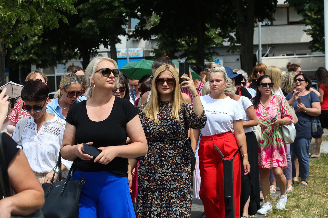 Zagreb: Pravosudni službenici nastavljaju sa štrajkom, stigli su pred zgradu NSK