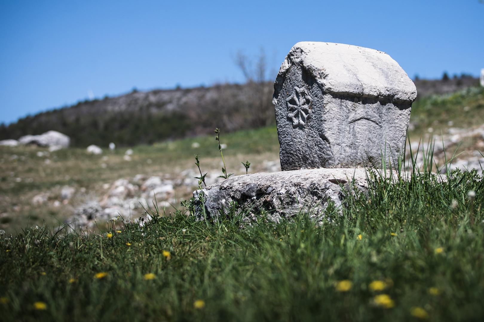 16.04.2020., Cista Provo - Arheoloski lokalitet Crljivica u kojem se nalazi najveca i najznacajnija skupina stecaka u Hrvatskoj, uglavnom iz 14. i 15. stoljeca.Stecci su ukraseni raznim prizorima lova, kola, dvoboja, biljnim motivima, krizevima i sl., a na nekima su pronadeni i natpisi na bosancici.
Photo: Milan Sabic/PIXSELL