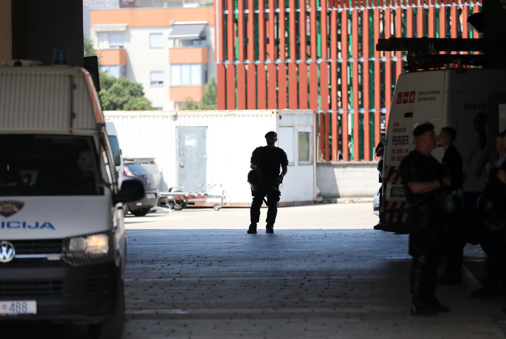 09.07.2024., Pula: Nemali broj interventnih policajaca, blokiran kvart, odvjetnici i rijetki stanari pulske poslovno-stambene zgrade popularne "Porecanke", obiljezili su ovo vruce pulsko jutro. Photo: Sasa Miljevic / PIXSELL/PIXSELL