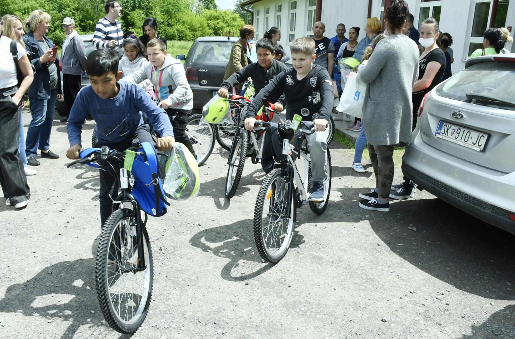 31.05.2021.,Glina,selo Maja - Ucenici zagrebacke Prve gimnazije proveli su humanitarnu akciju Kap dobrote za djecu iz podrucnih skola Gline (OS Maja i OS Vidusevac). Cilj je bio sakupiti sredstva i osigurati ucenicima prijevoz do skole jer se nalaze u ruralnim podrucjima koja su dodatno ugrozena potresom. Ovom idejom spojili su bicikliranje (projekt BUS - Biciklom u skolu koji su pokrenuli prije nekoliko godina u Prvoj), odrzivi razvoj i humanitarni rad koji u skoli njeguju. Osigurano je 27 bicikala i 1 tricikl za dijete s cerebralnom paralizom te kompletna biciklisticka oprema koji su dostavljeni u OS Maja.
Photo: Nikola Cutuk/PIXSELL