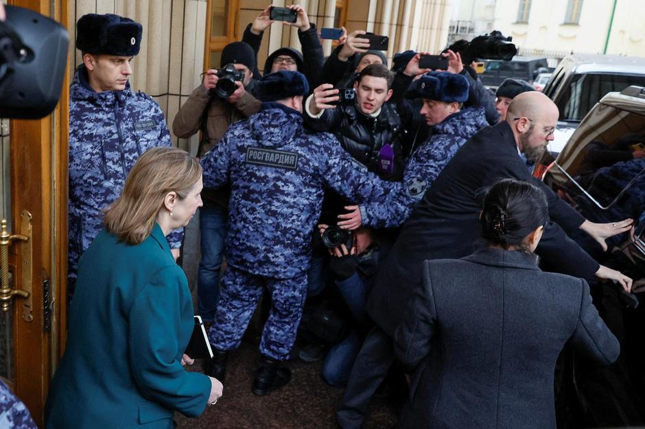 U.S. ambassador Lynne Tracy visits Russia's foreign ministry