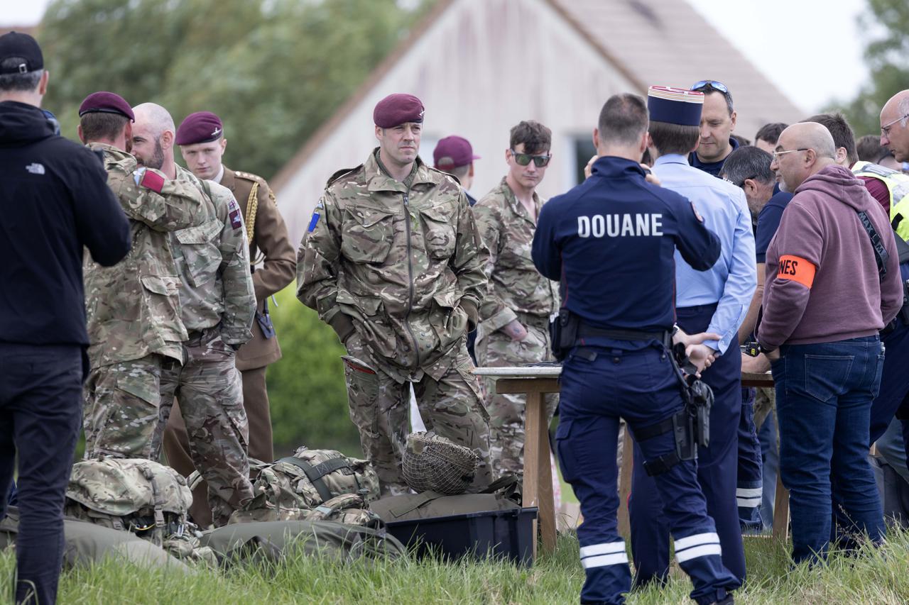 Britanske padobrance do?ekali su francuski carinici prilikom slijetanja u Normandiju