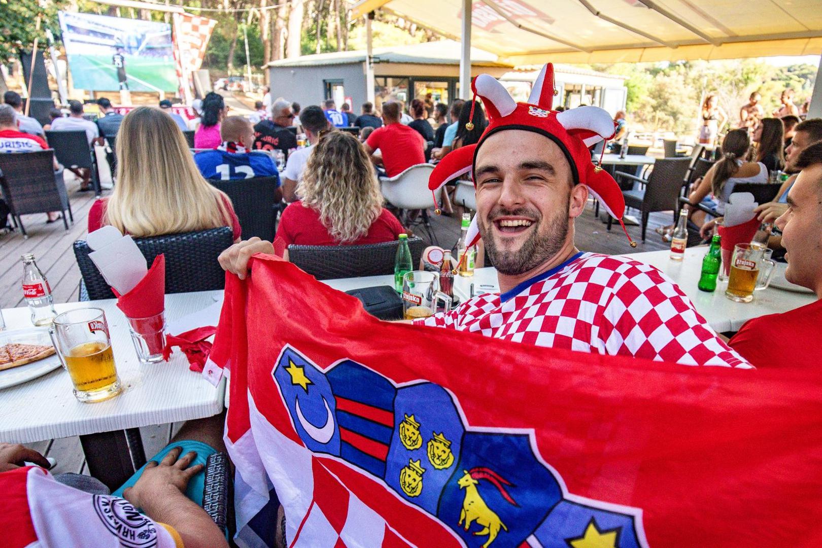 28.06.2021..,Pula - Navijaci na Pulskim Valkanama u kaficu prate utakmicu Hrvatska - Spanjolska.
Photo: Srecko Niketic/PIXSEL