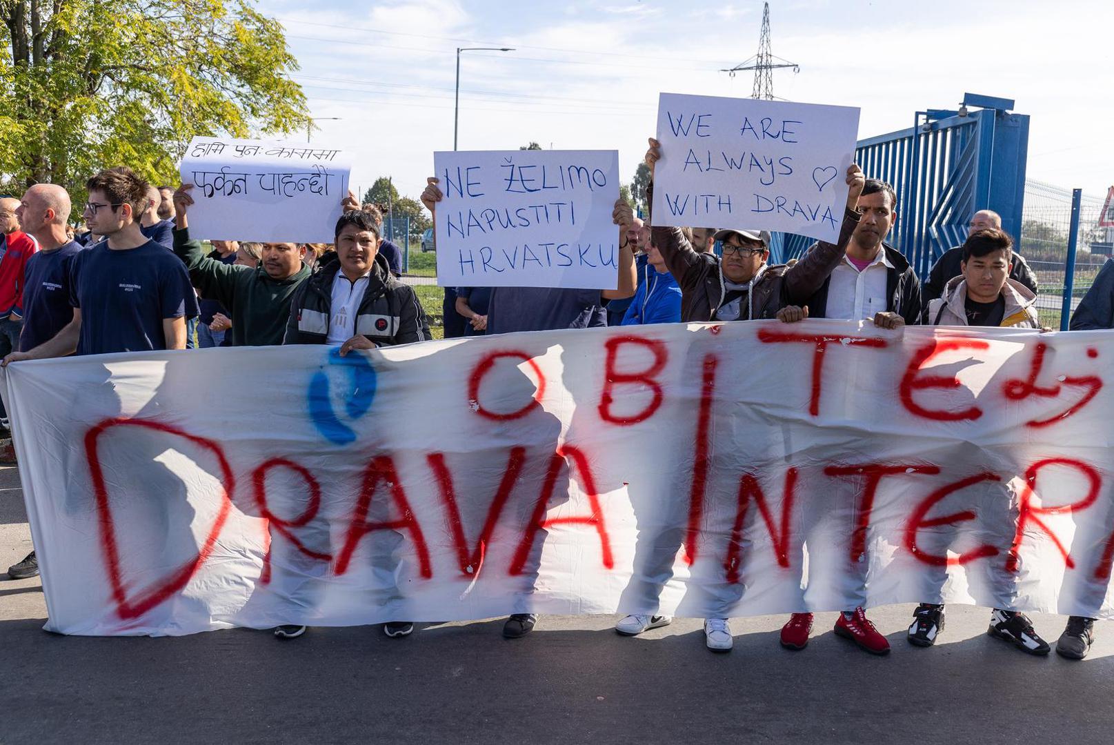 06.10.2023., Osijek - Radnici Drave International u koloni stigli ispred ulaza u tvornicu sa transparentima podrske vlasniku Zvonku Bedeu. Photo: Davor Javorovic/PIXSELL