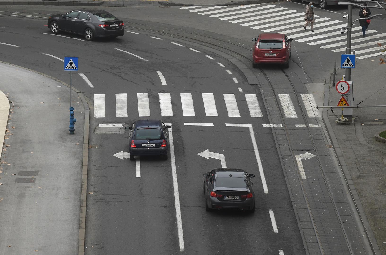 Ako se znak daje pomoću pokazivača smjera vozač ga mora davati za sve vrijeme obavljanja radnje vozilom, a nakon obavljene radnje mora prestati davati znak.