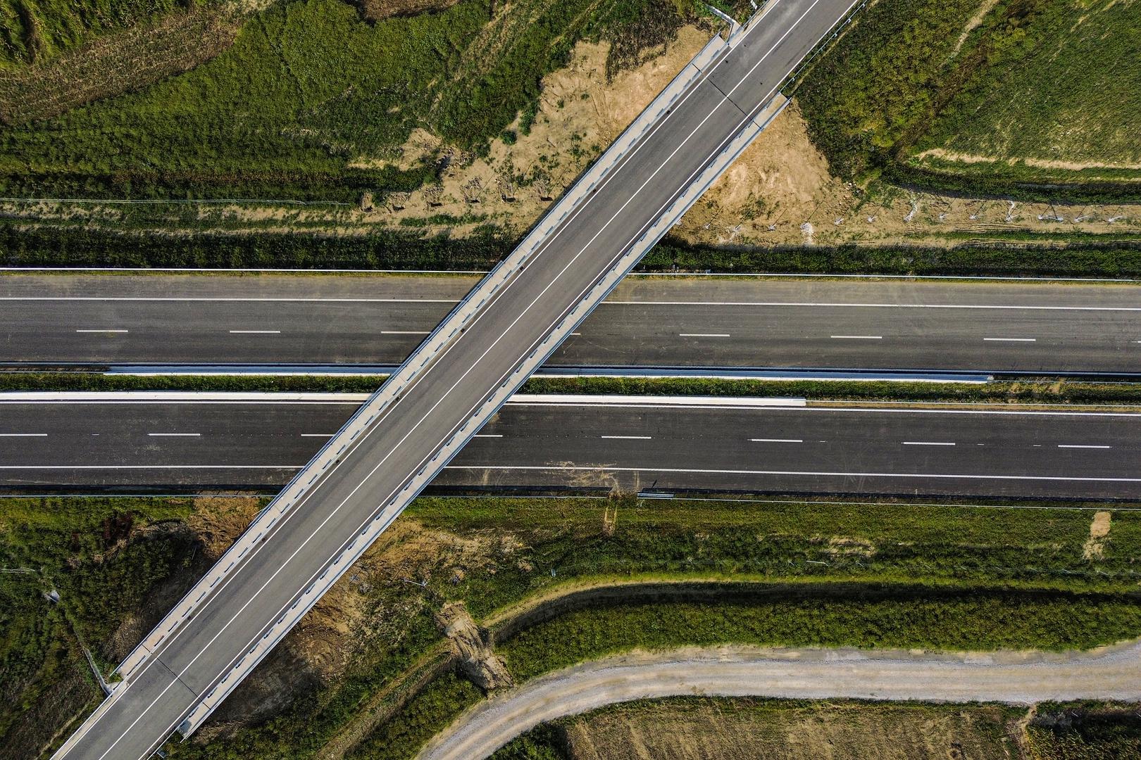 Radovi na toj dionici uključuju i izgradnju nadvožnjaka iznad pruge Sisak-Zagreb, a novi procijenjeni rok za dovršetak je rujan 2025. godine. 