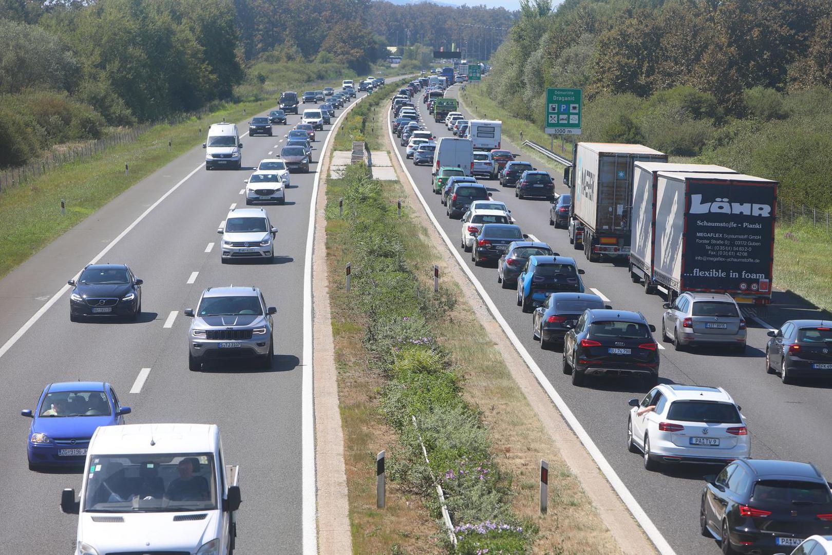 Pred čvorom Matulji u smjeru Rijeke kolona je oko 2 km.

