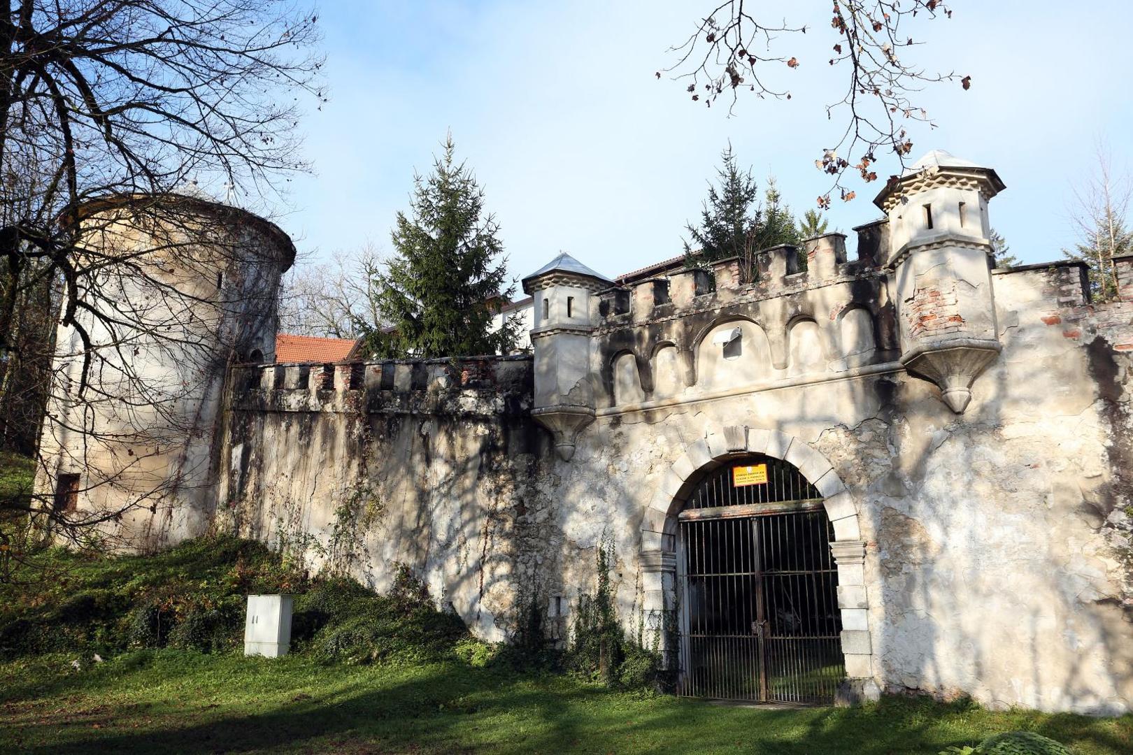 22.11.2019., Bosijevo - Stari grad Bosiljevo kojeg su izgradili knezovi Frankopani i bili vlasnici do  poznate urote 1671. godine, kada je konfisciran i opljackan. Od tada  je jedan od najljepsih dvoraca u Hrvatskoj promijenio brojne vlasnike ukljucujuci i  i posljednjeg, Sinisu Krizanca koji ga je imao u koncesiji na 99 godina no izgubio jer nije napravio nista. Dvorac je sada u vlasnistvu Republike Hrvatske i iz godine u godinu  jako propada, kroz desetljeca u dvorcu su razbijeni su prozori, ukradene brojne vrijedne umjetnine, namjestaj, skulpute, cak i kamene ograde. Dvorac je ukljucen u program Dodiri civilizacije kroz koji opcina Bosiljevo koja ga je dobila na uporabu odrzava.
Photo: Kristina Stedul Fabac/PIXSELL