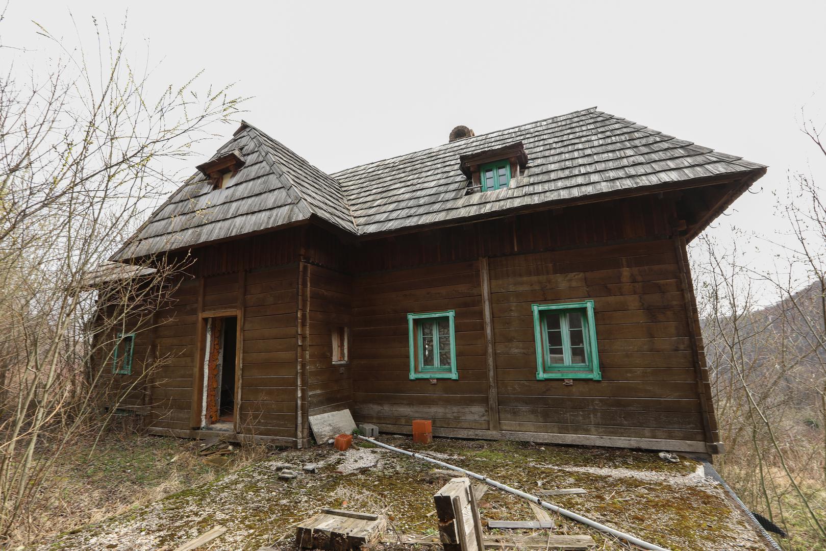 29.02.2024.,Zumberak, Poljanica Okicka -  Kuce za odmor Hrvoja Vojkovica zarasle u korov. U jednoj od kuca nalazi se bazen u izgradnji. Photo: Robert Anic/PIXSELL