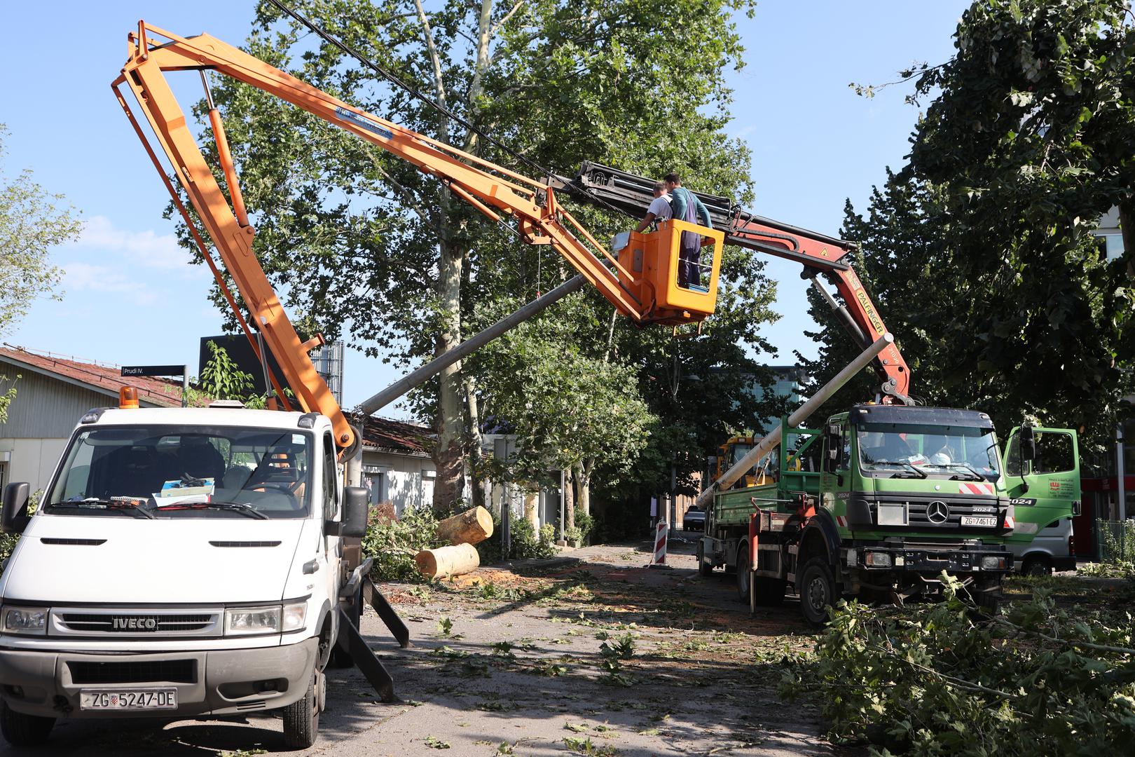 20.07.2023. Zagreb - Uklanjanje posljedica jucerasnjeg nevremena na Trnjanskoj cesti  Photo: Marko Prpic/PIXSELL