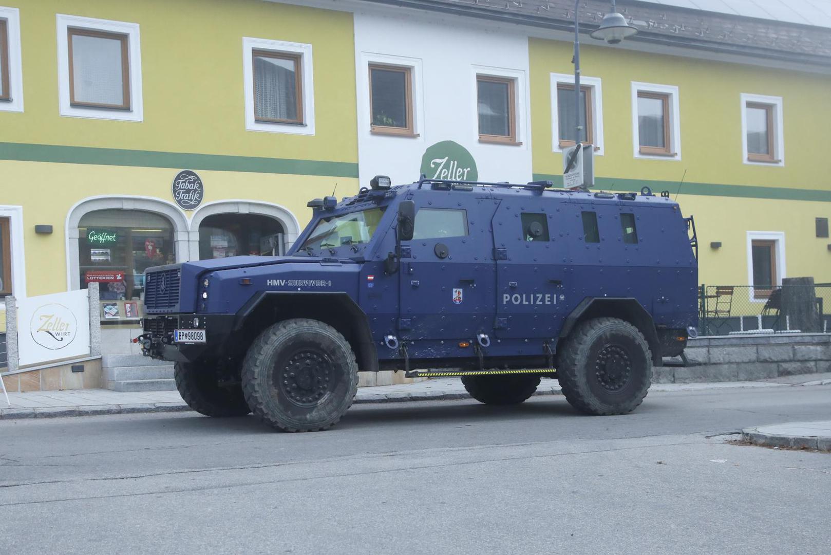 Austrijska policija je u ponedjeljak pokrenula golemu operaciju potrage za muškarcem osumnjičenim za ubojstvo dvije osobe, među kojima je gradonačelnik Kirchberga, u Gornjoj Austriji, priopćile su vlasti.