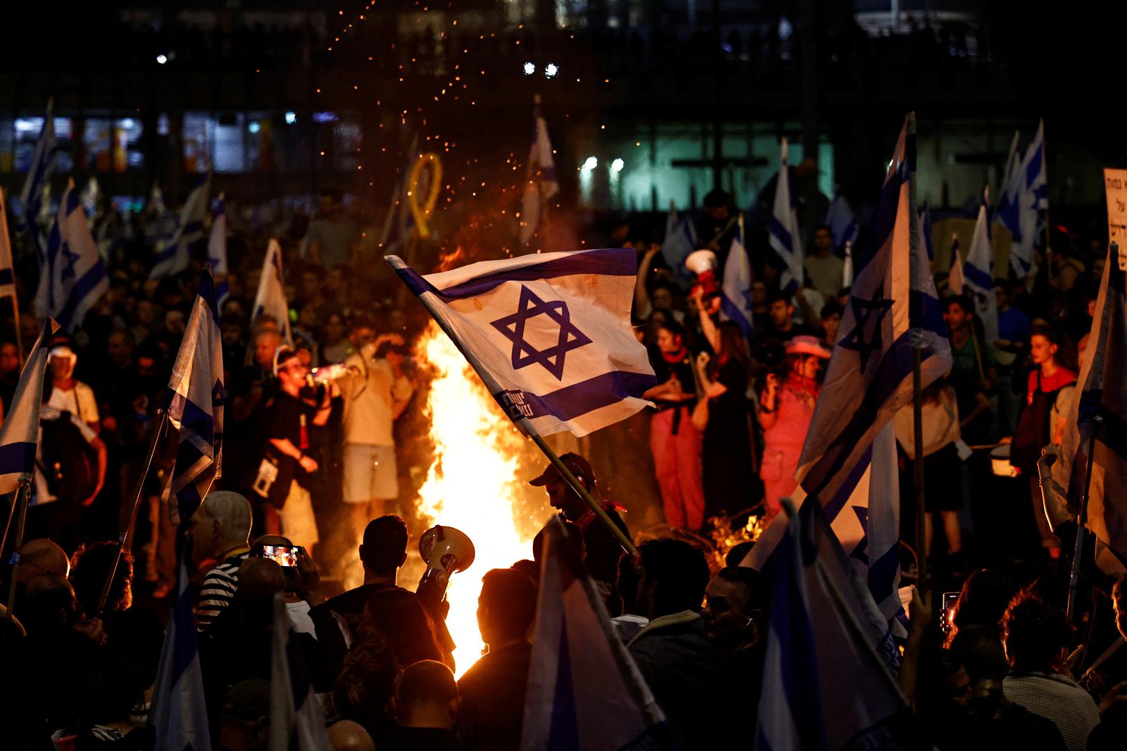 Israelis demonstrate after Israeli Prime Minister Benjamin Netanyahu sacked his defense minister, Yoav Gallant, citing lack of trust, in Tel Aviv, Israel November 5, 2024. REUTERS/Thomas Peter Photo: Thomas Peter/REUTERS