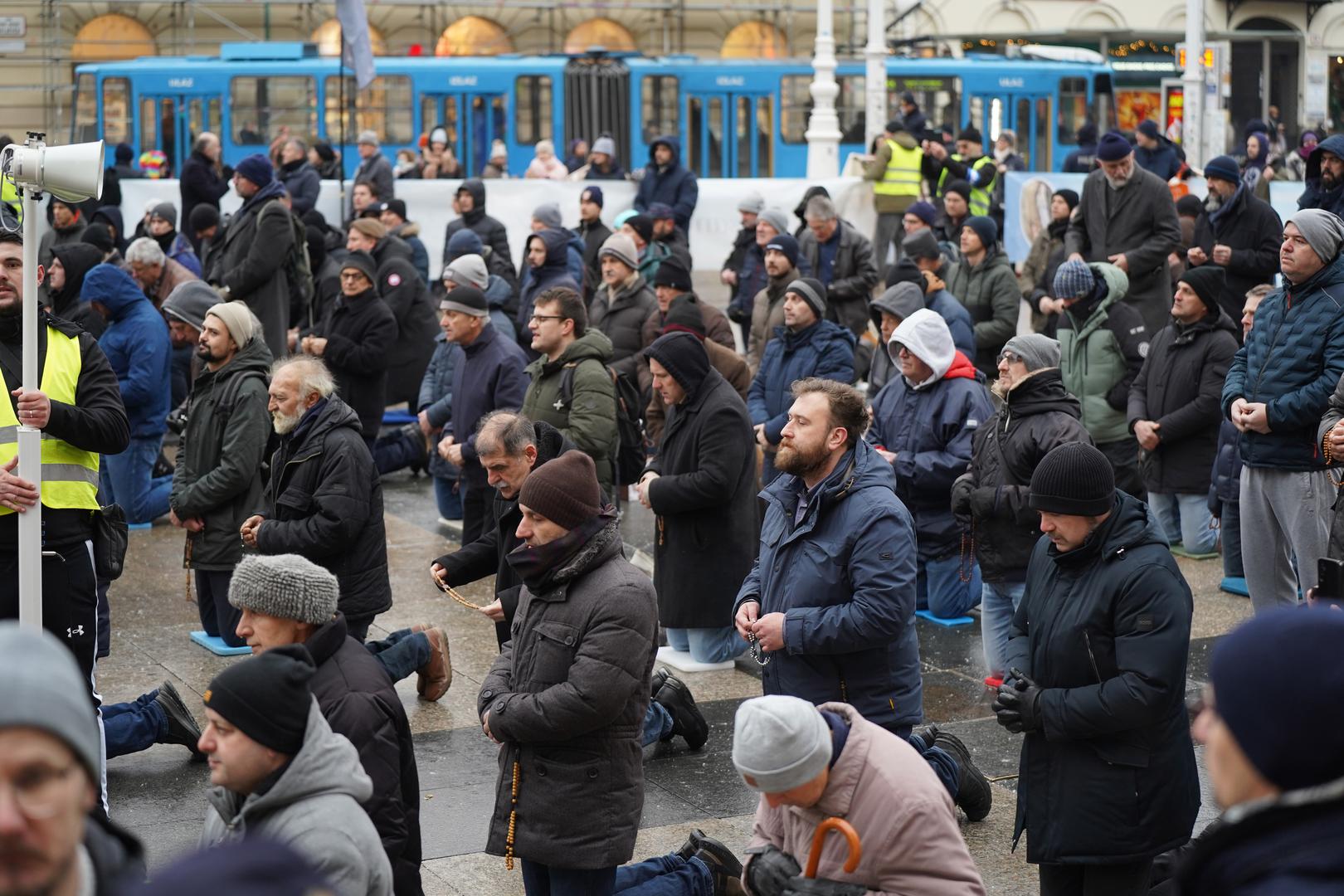 4.1.2025., Zagreb - Kao i svake prve subote u mjesecu, na Trgu bana Josipa Jelačića okupili su se molitelji s jedne strane i prosvjednici sa druge. Photo: Patricija Flikac/PIXSELL