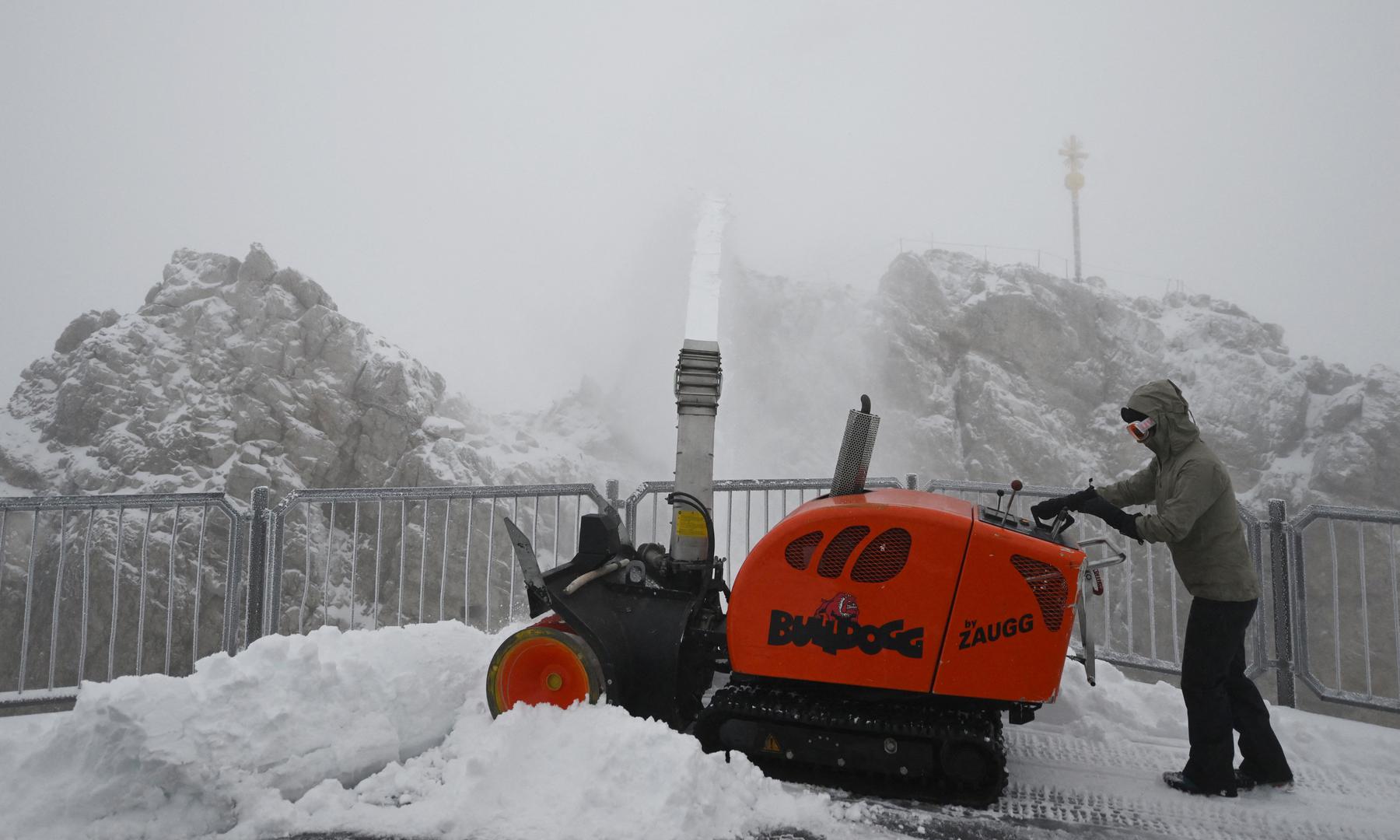 U posljednja 48 sata na Zugspitzeu je napadalo 13 centimetara snijega, a danas su pala dodatna 22 centimetra. Prema prognozi, sutra se očekuje novih 38, dok će 14. rujna snježni pokrivač biti deblji za 29 centimetara. 