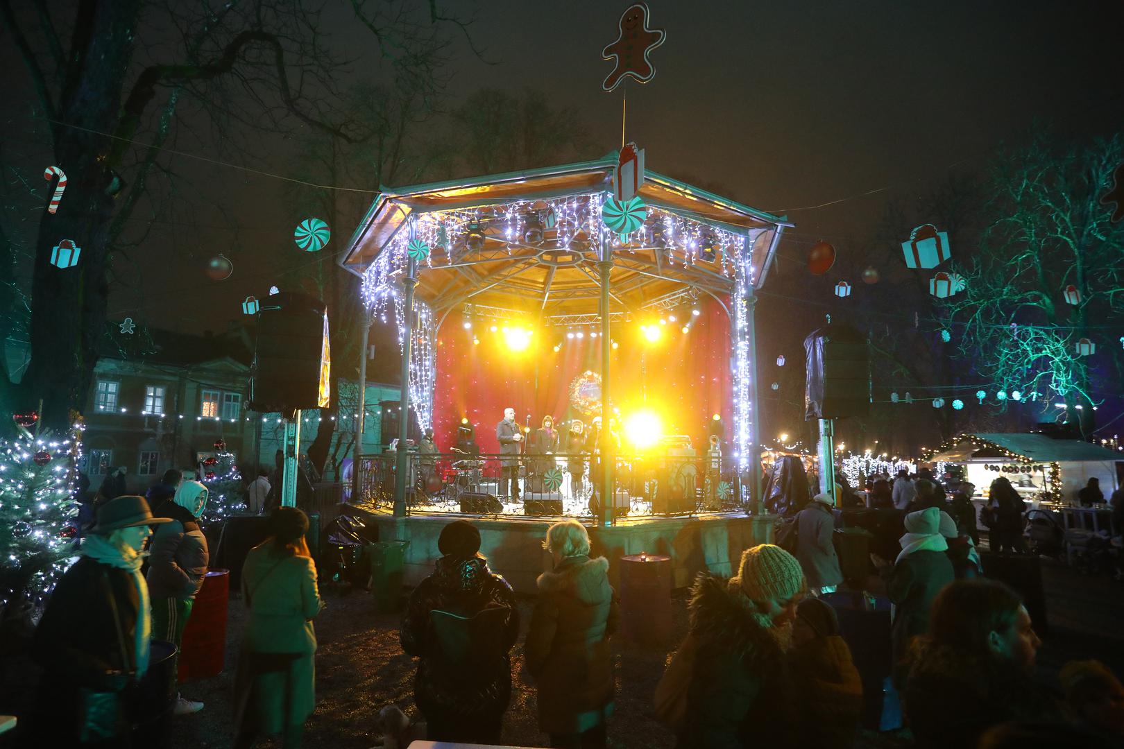 16.12.2022., Karlovac - Svecano otvorenje manifestacije Advent u Karlovcu. Osim bogate ugostiteljske i zabavne ponude po prvi puta posjetitelji ce u sklopu Adventa moci uzivati na klizalistu i sanjkalistu. Photo: Kristina Stedul Fabac/PIXSELL