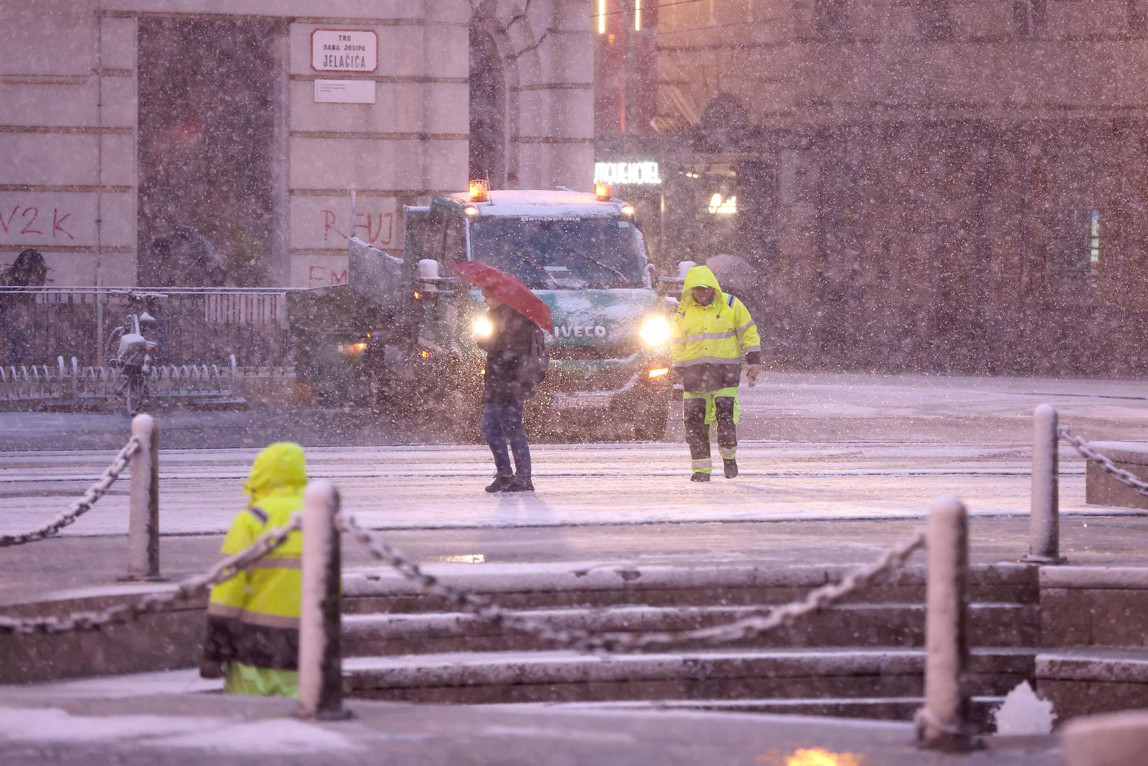 Diljem Hrvatske pada snijeg, a sjever zemlje već se zabijelio.