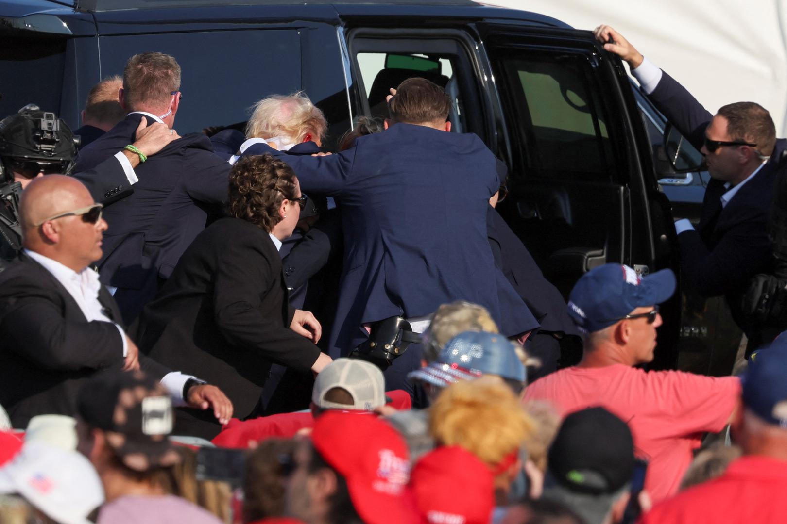 Republican presidential candidate and former U.S. President Donald Trump gets into a vehicle with the assistance of U.S. Secret Service personnel after he was shot in the right ear during a campaign rally at the Butler Farm Show in Butler, Pennsylvania, U.S., July 13, 2024. REUTERS/Brendan McDermid Photo: BRENDAN MCDERMID/REUTERS