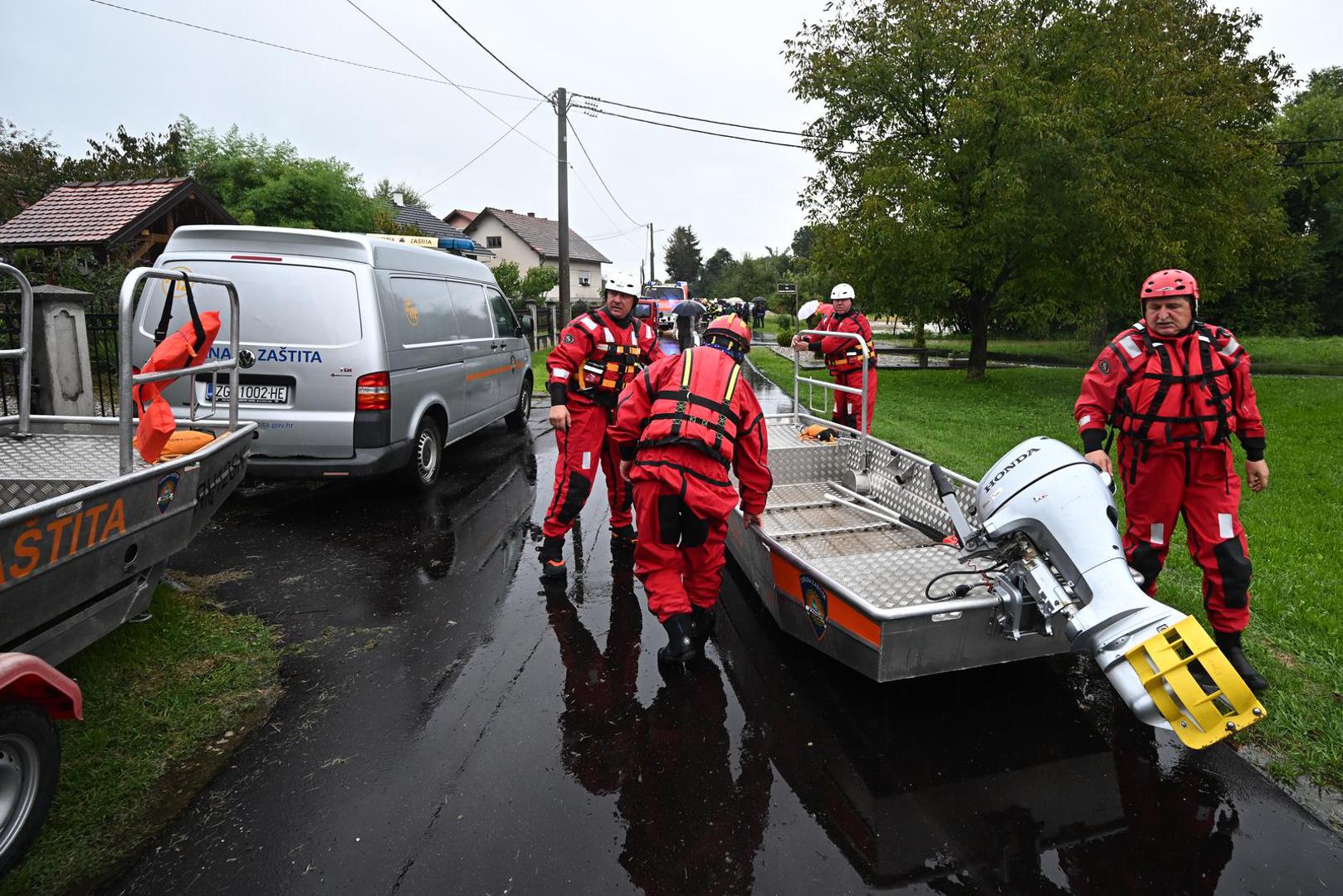 05.08.2023., Drenje Brdovecko - Civilna zastita i HGSS spasavaju zivotinje iz poplavljenjih domova Photo: Davor Puklavec/PIXSELL