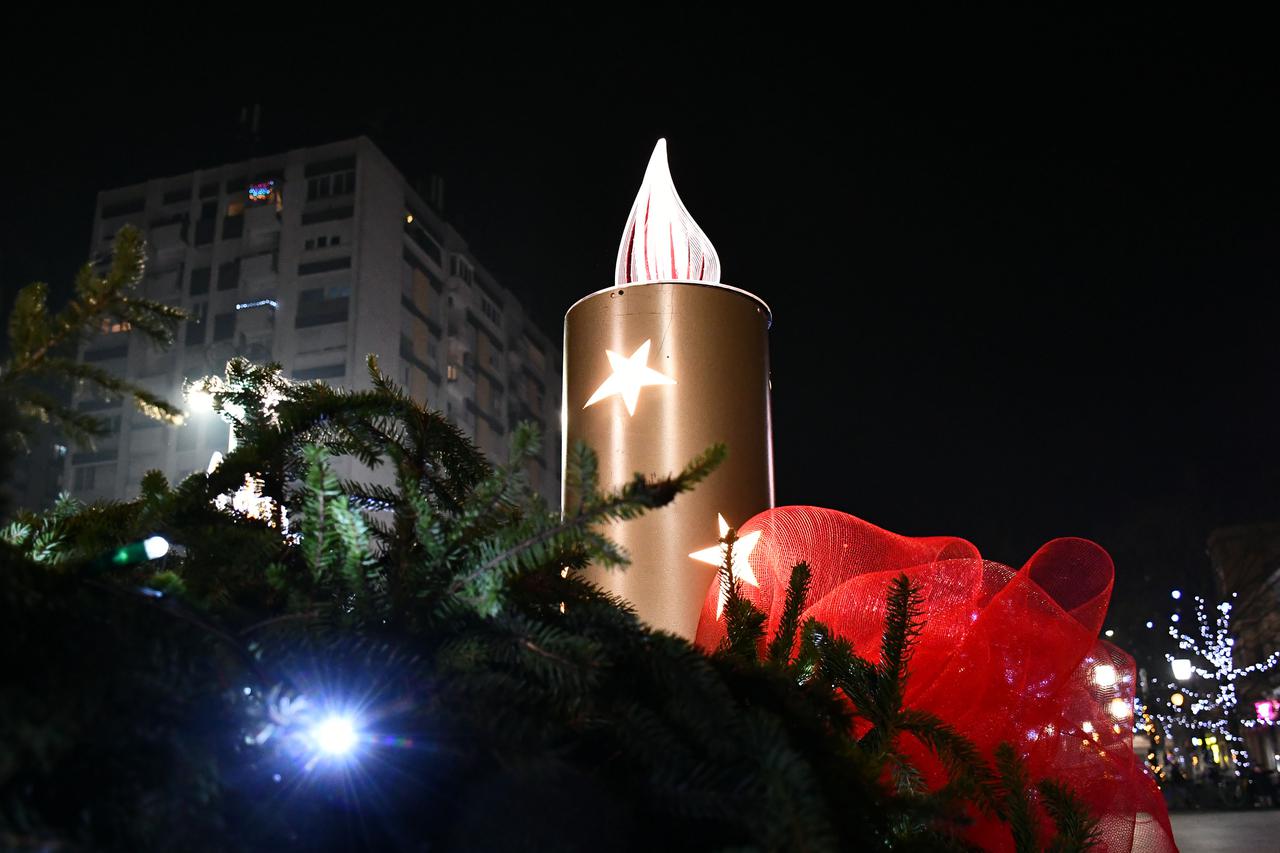 Paljenjem prve svije?e zapo?eo je Advent u Slavonskom Brodu