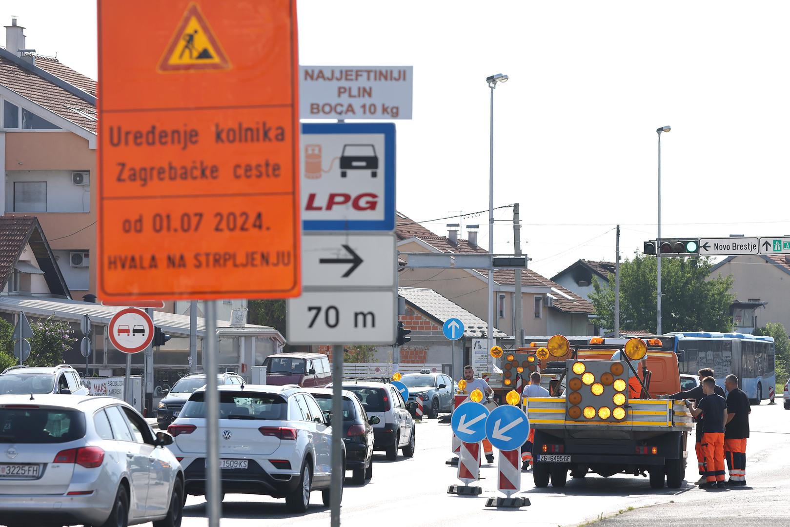 Počeli su radovi na asfaltiranju južne kolne trake Zagrebačke ceste u Sesvetama.