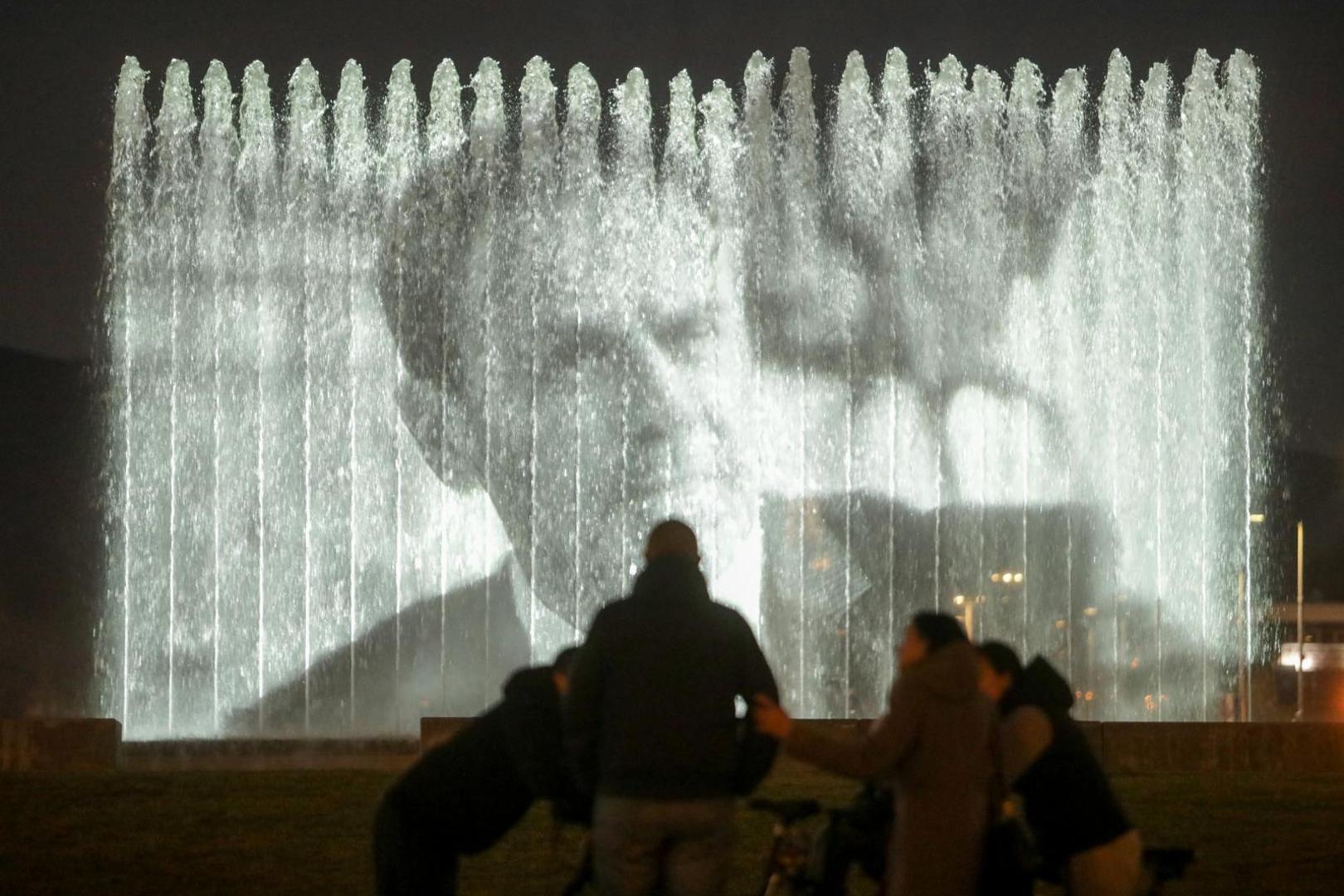 28.02.2021., Zagreb - Fontane u Ulici Hrvatske bratske zajednice veceras svijetle u cast iznenada preminulog zagrebackog gradonacelnika Milana Bandica.

Photo: Borna Filic/PIXSELL