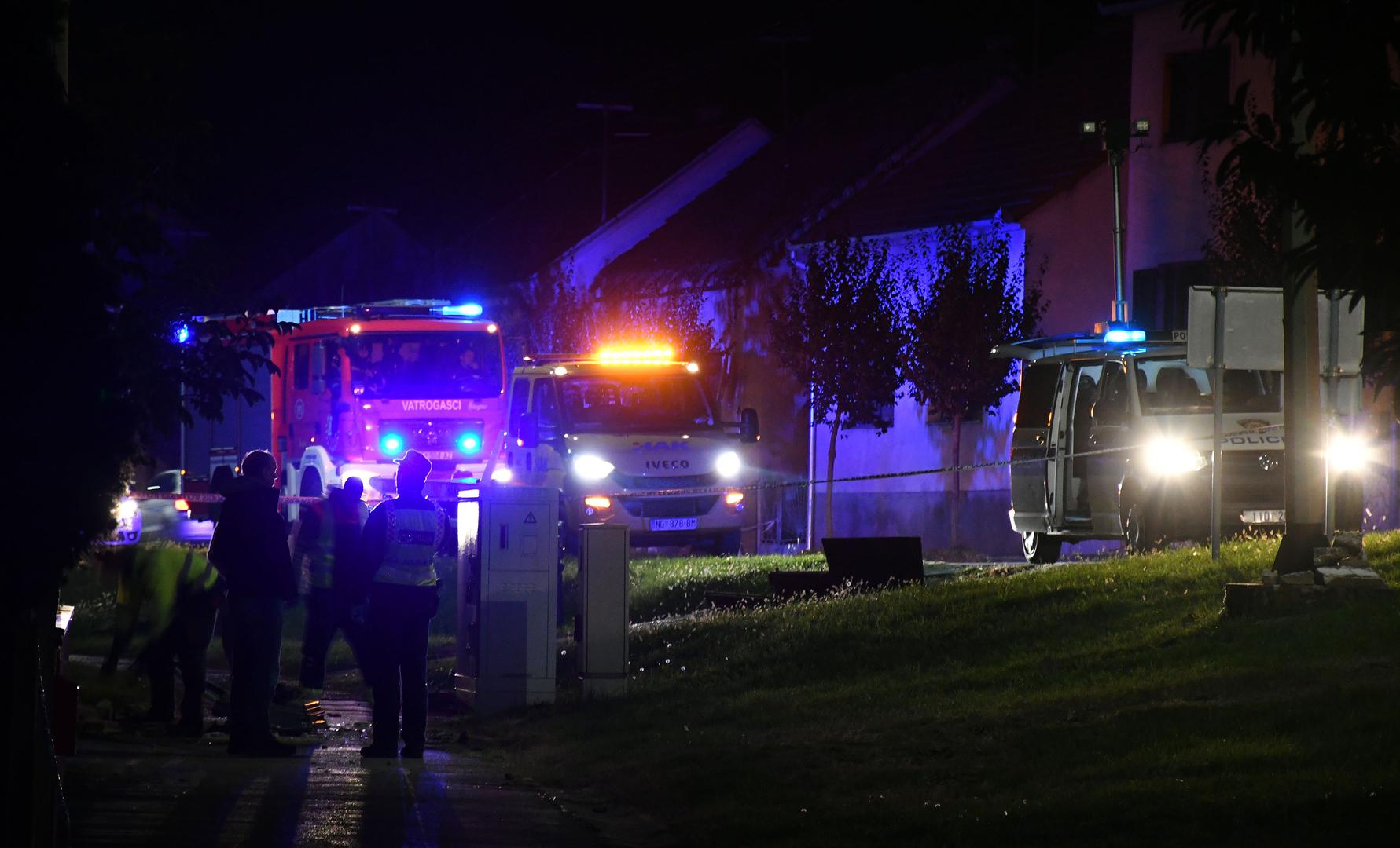 19.10.2020., Nova Gradiska - U ulici Ljudevita Gaja u Novoj Gradiski vozac se autom zabio u kucu, probio zid i zavrsio u dnevnom boravku. Cetrdesetogodisnji vozac automobila marke Audi je na mjestu dogadjaja poginuo.
Photo: Ivica Galovic/ PIXSELL