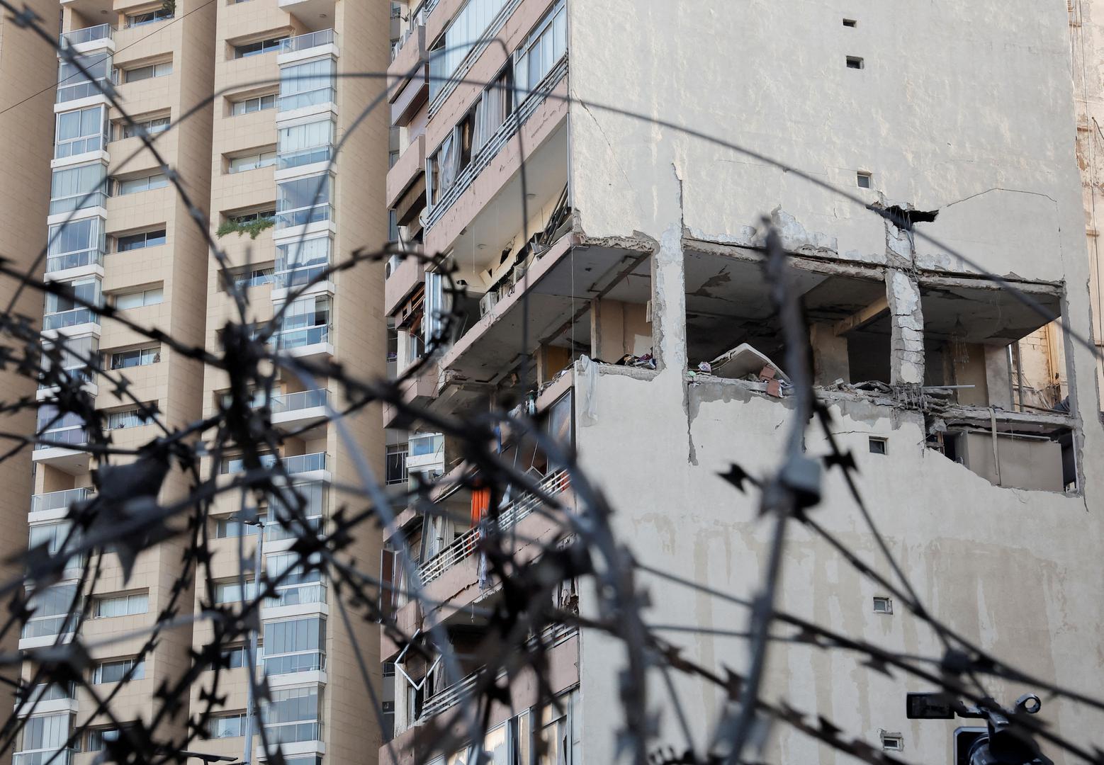 A building damaged in an Israeli strike is seen through a razor wire fence, amid ongoing cross-border hostilities between Hezbollah and Israeli forces, in Kola, central Beirut, Lebanon September 30, 2024. REUTERS/Louisa Gouliamaki     TPX IMAGES OF THE DAY Photo: LOUISA GOULIAMAKI/REUTERS