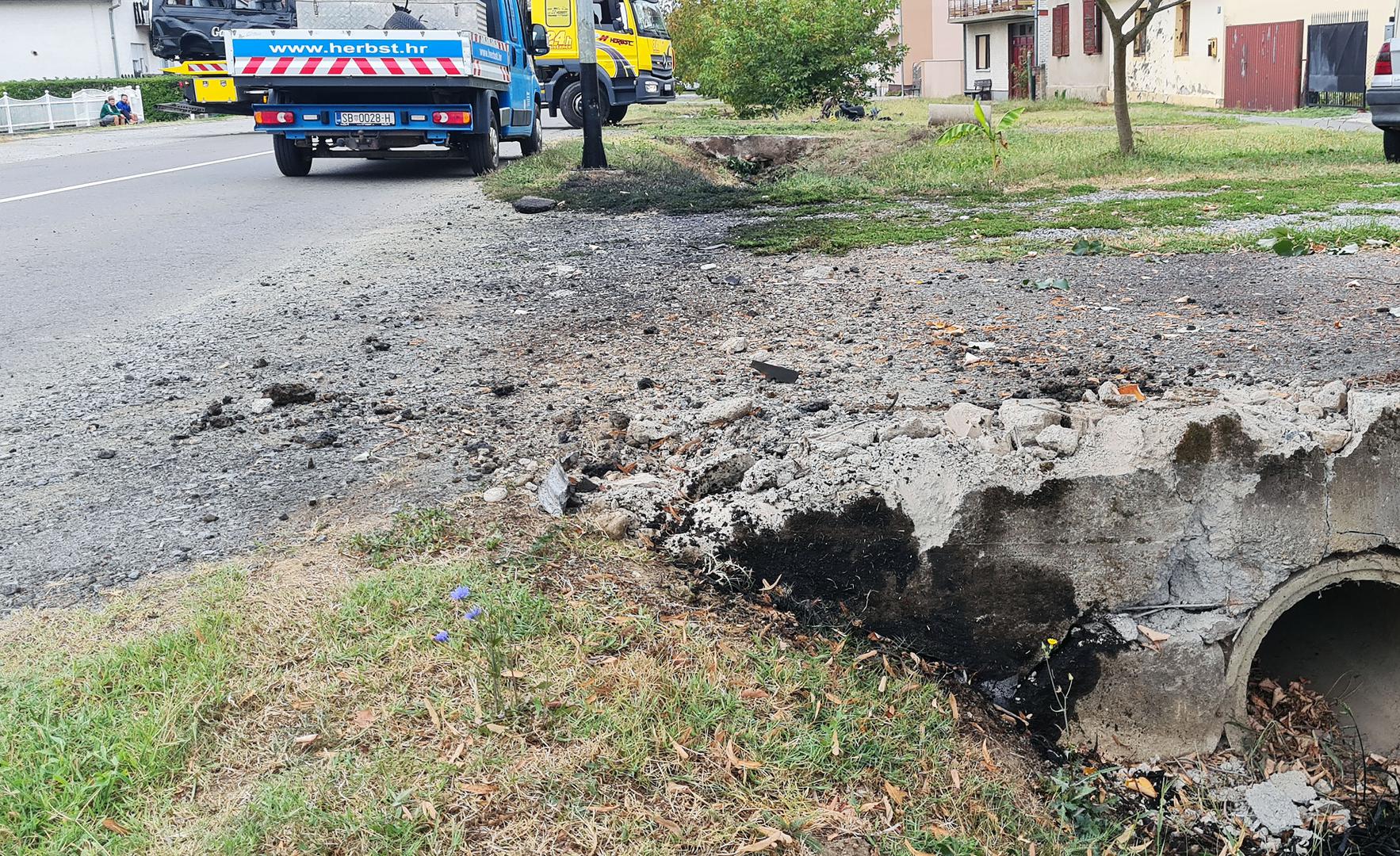 Vozilo je potpuno smrskano nakon udarca, a slike sa mjesta nesreće prikazuju ozbiljna oštećenja na vozilu i cesti. 