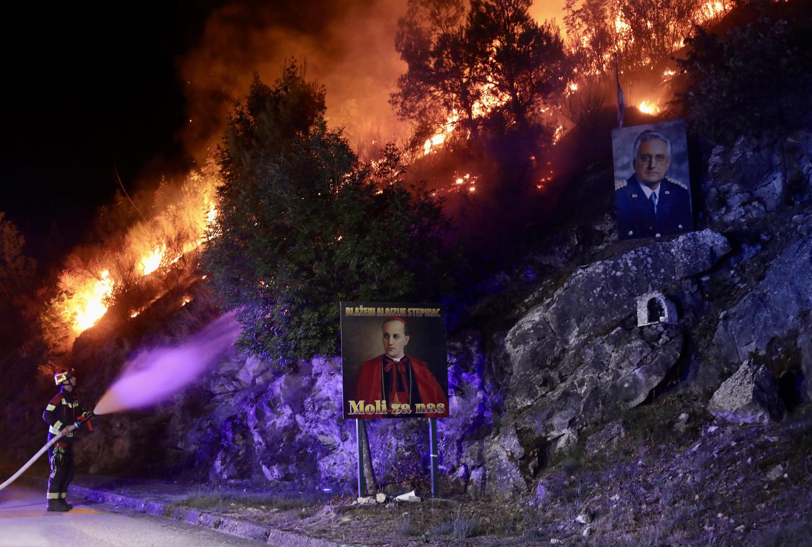 Jak vjetar stvara poteškoće vatrogascima koji su na požarištu kod Srinjina, Sitnog Donjeg i Žrnovnice.