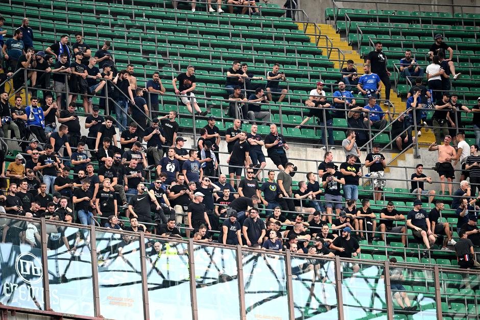 Atmosfera na San Siru na utakmici UEFA Lige prvaka izme?u Milana i Dimana