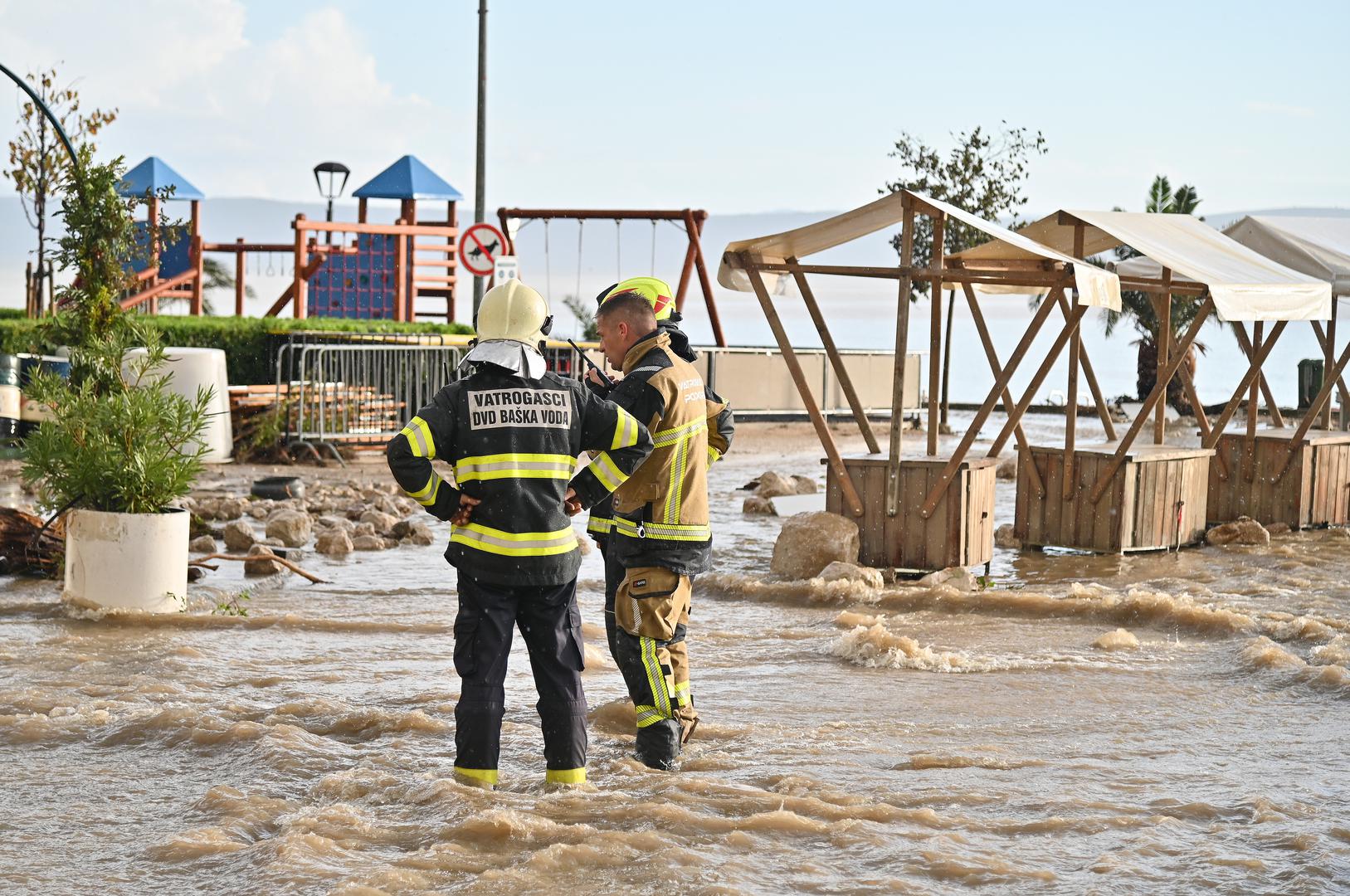 05.10.2024., Podgora - Jako nevrijeme gdje je palo do 140 litara kise po cetvornom metru strovilo je bujice na ulicama Podgore. Photo: Matko Begovic/PIXSELL