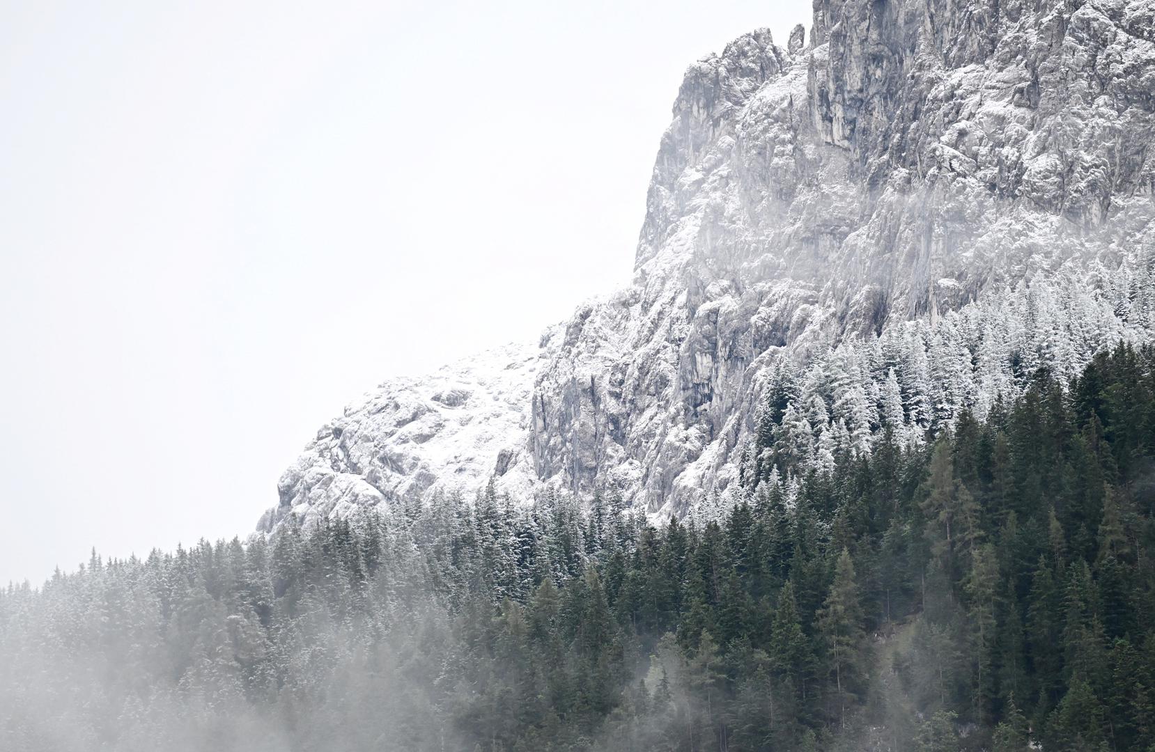 "Obilan snijeg, najjači tijekom petka navečer. Temperature će biti ispod nule (najviše -1°C u subotu navečer, minimalno -5°C u subotu ujutro). Vjetar će uglavnom biti slab", glasi prognoza Snow Forecasta.