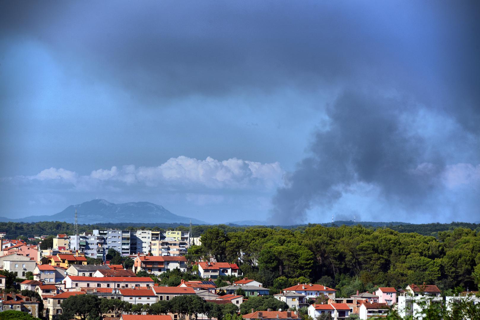 12.08.2024., Pula: Veliki pozar, koji je u popodnevnim satima izbio na podrucju Barbana, vidljiv je i iz Pule Photo: Sasa Miljevic / PIXSELL/PIXSELL