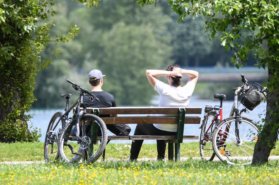 Građani iskoristili sunčan i topao dan za odmor i rekreaciju uz jezero Jarun