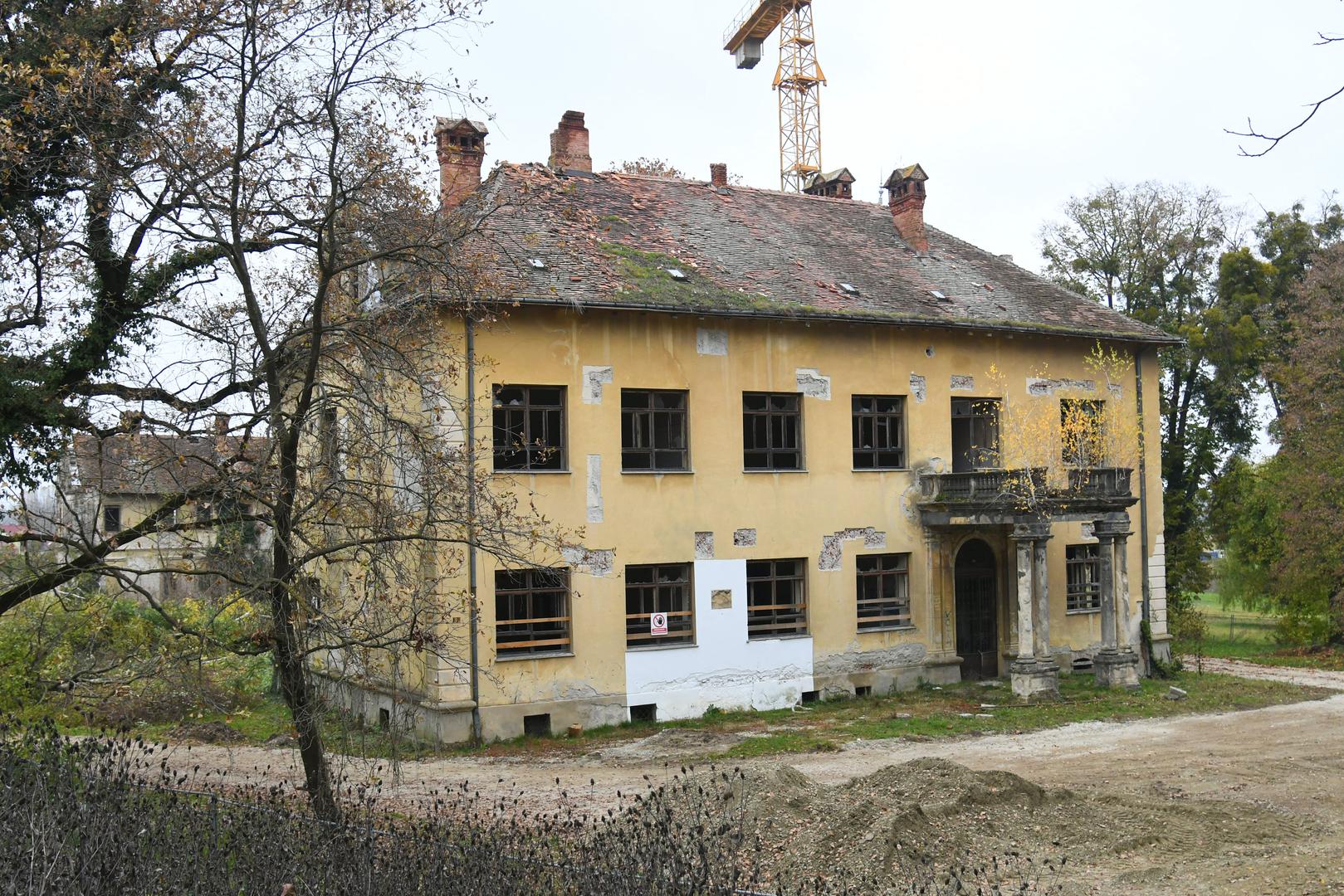 Zdanje su sagradili grofovi Keglević u 17. stoljeću, a koristile su ga i obitelji Drašković i Bombelles. Projekt rekonstrukcije predvidio je i uređenje restorana, knjižnice, škole za floristiku i hortikulturu, četiri laboratorija i bazu sjemena. 