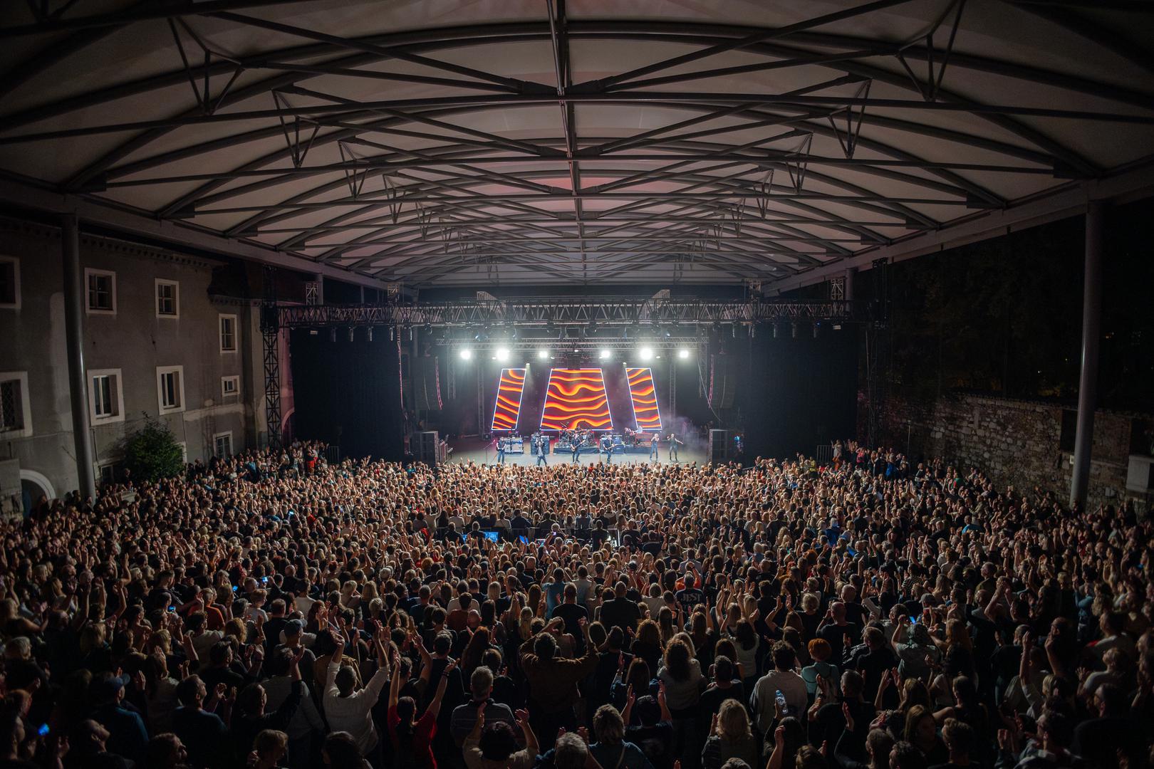 Parni Valjak je ljubljanskoj publici sinoć priuštio gotovo dva i pol sata čistog rock užitka, prožetog njihovim najvećim hitovima, koji su neurmonu publiku držali na nogama od prvog do posljednjeg trenutka.