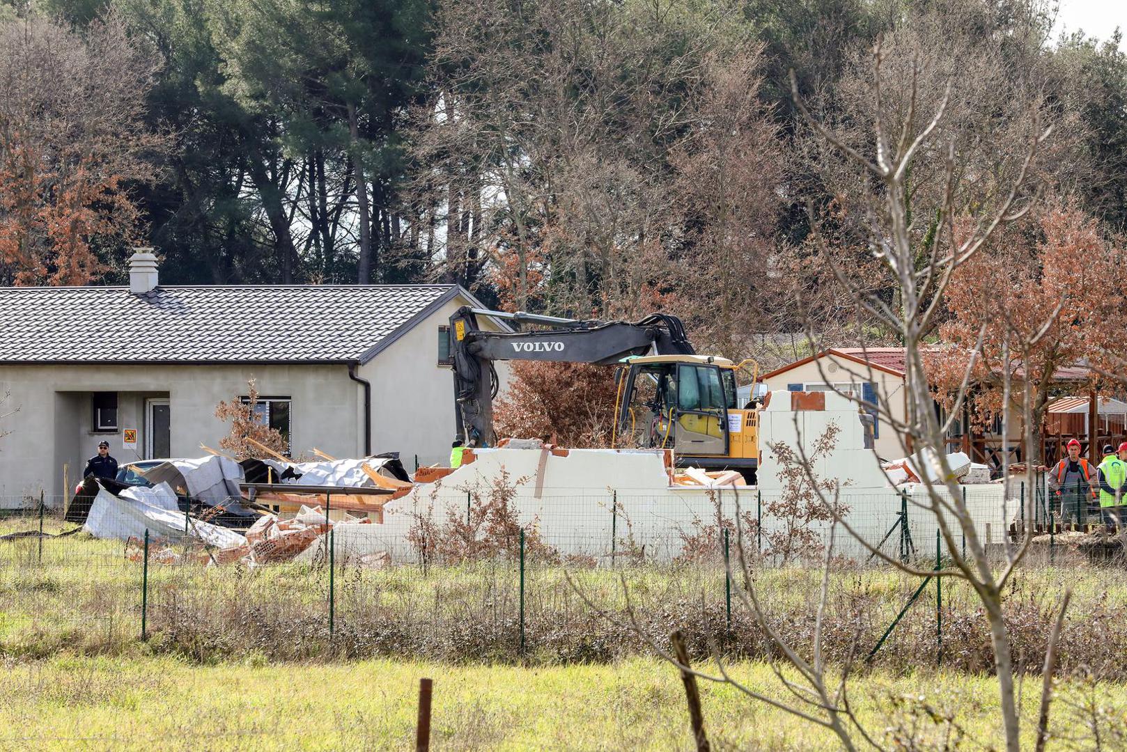 08.03.2023., Rovinj - 
Zapoceli radovi na uklanjanju nezakonito izgradjenih gradjevina na podrucju Istre. Prije rusenja glavni drzavni inspektor dr.sc. Andrija Mikulic dao je izjavu predstavnicima medija. Photo: Srecko Niketic/PIXSELL