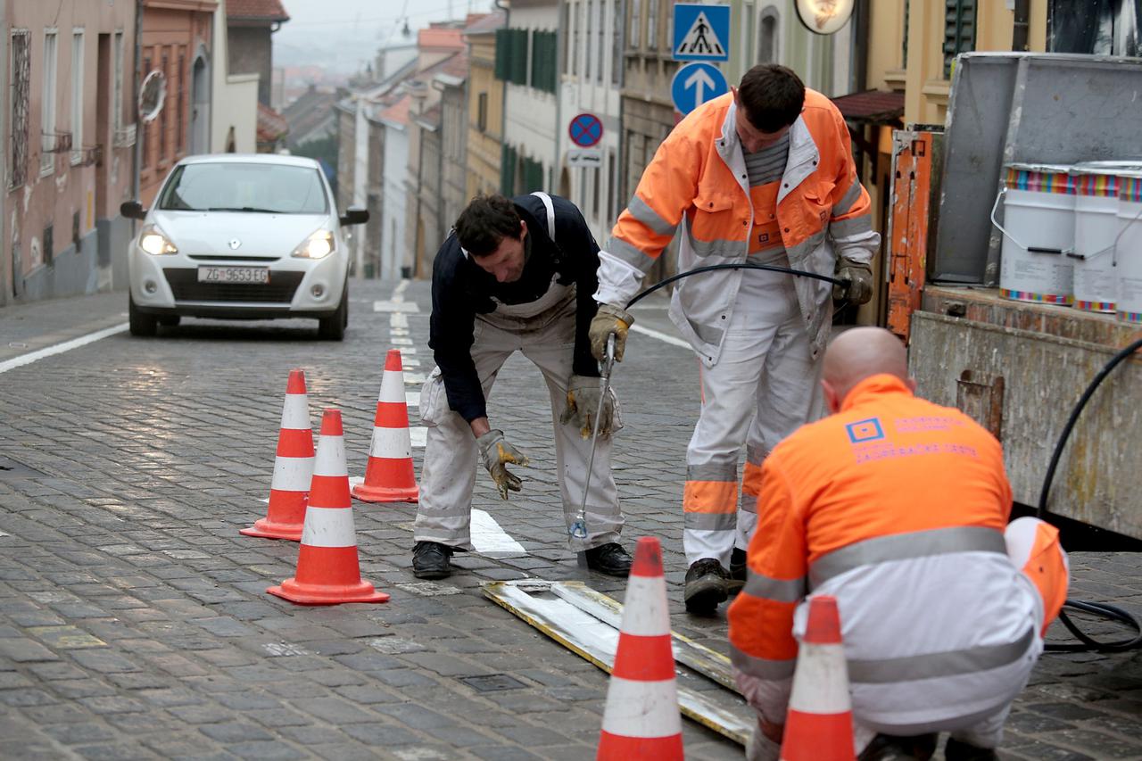 14.11.2014., Zagreb - U Mesnickoj i okolnim ulicama jos uvijek nije potpuno zavrsena horizontalna signalizacija. Radnici vec neko vrijeme ne uspijevaju zavrsiti posao zbog parkiranih automobila i cestih ogranicenja zbog blizine drzavnih institucija.  Phot