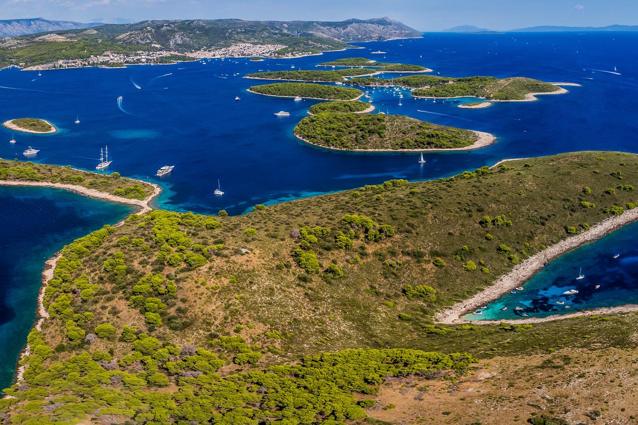 Pogled iz zraka na čarobnu morsku oazu, uvalu Vinogradišće na Paklenim otocima