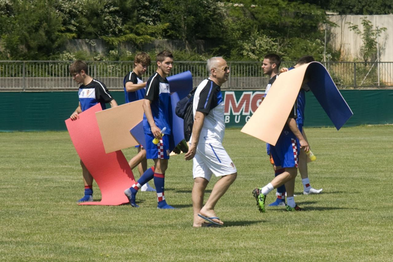 'sport...medjugorje...28.05.2011...sport centar medjugorje, hrvatska mlada nogometna reprezentacija, pripreme za utakmicu s gruzijom...izbornik ivo susak foto: zoran grizelj vecernji list'