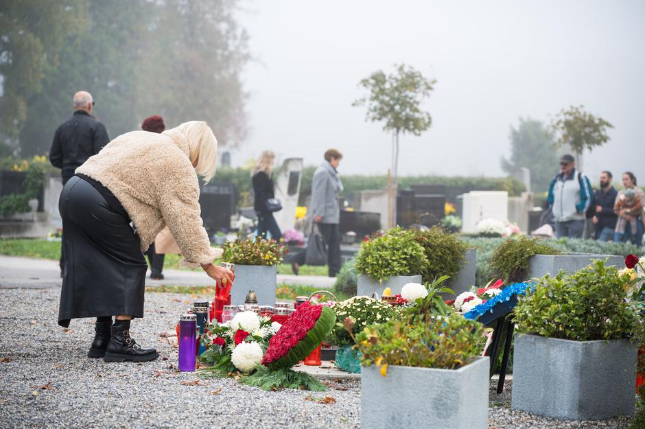 Zagreb: Cvijeće i svijeće na grobu bivšeg gradonačelnika Milana Bandića 