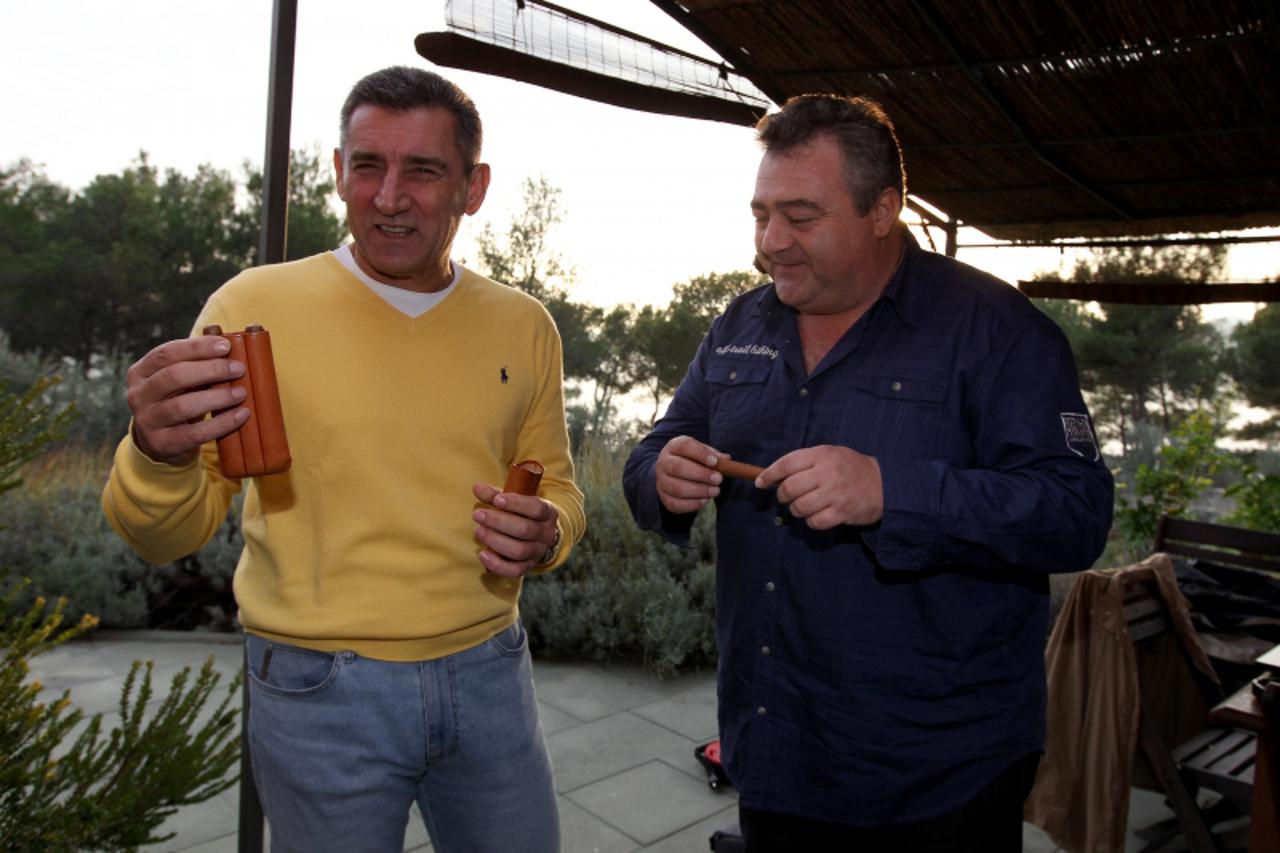 '22.11.2012. Pakostane- General Ante Gotovina na plazi ispred svoje kuce u Pakostanima. Etui za cigare koji je ostao nakon uhicenja na Tenerifima. Photo: Boris Scitar/VLM'