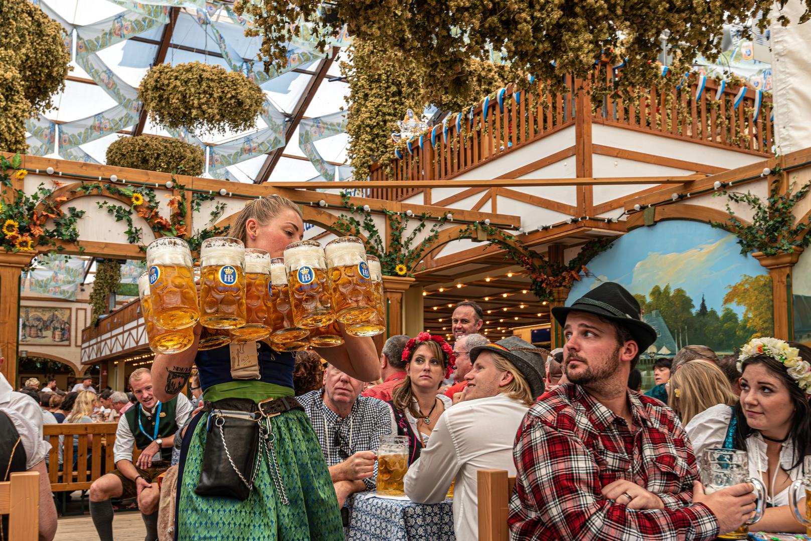 München je dom najvećeg festivala piva na svijetu: Pivo je velika stvar u cijeloj Njemačkoj, ali nigdje više nego u Münchenu. Münchenski Oktoberfest, koji se održava krajem rujna i završava u listopadu, najveći je svjetski festival piva. Izvorno je slavio vjenčanje kralja Ludwiga II. Gradom je raspoređeno više od 60 pivnica i šest velikih pivovara. Kad smo već kod piva, jeste li znali da se u Bavarskoj pivo zakonski smatra hranom? 500 godina star Zakon o čistoći piva, koji je 23. travnja 1516. proglasio vojvoda Wilhem, štiti gradske pivopije od kontaminanata, kemikalija i aditiva. Na snazi ​​je i danas i diktira kako se pivo službeno proizvodi u Bavarskoj.